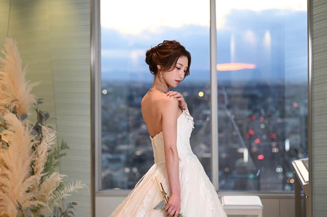 阿野いずみのインスタグラム：「SAKURA SKY PALACEさんでモデルした時の👰‍♀️🤍  高層ビルの最上階にあって街を一望できるパノラマビューの素敵なチャペルは、昼と夜で雰囲気が違って素敵でした♡  トレンド感溢れる今どきなアットホームな式場🤍  撮影時も綺麗な式場でしたが、3月にリニューアルして更に素敵になったそうです✨  ※ 埼玉県在住の方は割引があるそうです！ ⚪︎最後の写真のQRコードのLINEから見学予約できます。  💍  #ブライダル #サクラスカイパレス #埼玉結婚式 #結婚式場探し #結婚式場見学 #埼玉大宮 #ゼクシィ2023」