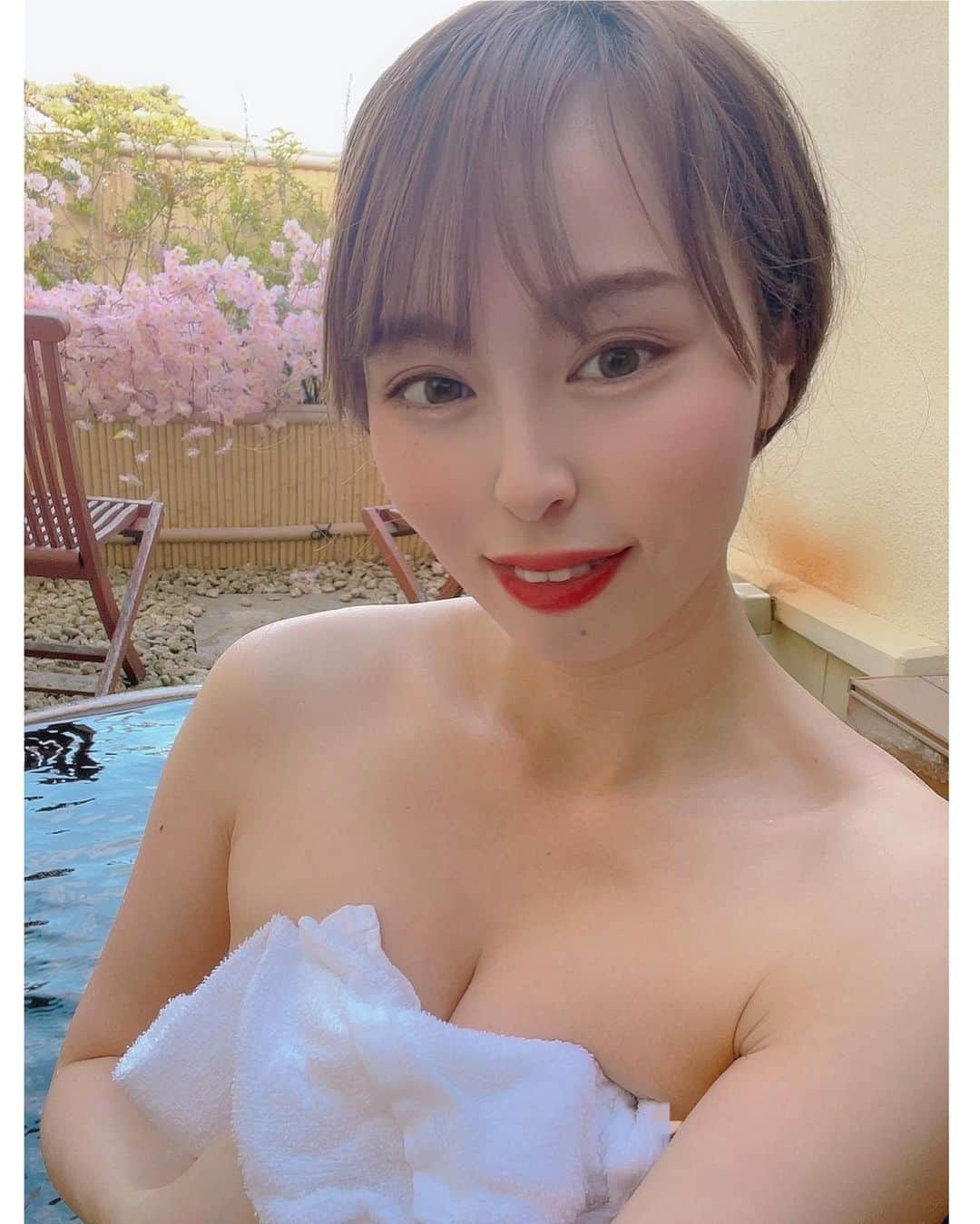 和田真里のインスタグラム：「神奈川県 : 箱根小涌園ユネッサン♨️ 週末は御殿場にも行くことできて楽しかった✨ʕ ◦`꒳´◦ʔ ． #温泉モデル #温泉女子 #グラドル  #箱根 #御殿場アウトレット  #銭湯 #露天風呂 #混浴 #混浴露天風呂 #野湯 #秘湯  #camera #photo #travel #YouTube  #一人旅 #旅好きな人と繋がりたい #旅スタグラム #銀座 #銀座ホステス #銀座クラブ #歌舞伎町 #六本木  #キャバ嬢 #ラウンジ嬢 #スナック #ガールズバー #ホスト  #ホステス #わだまり」