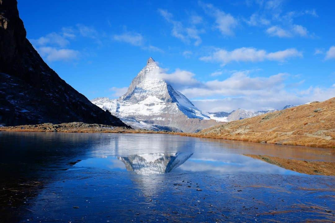 伊藤さつきのインスタグラム：「2021 Matterhorn. ツェルマット🇨🇭 合宿最後のオフの朝、あやほとまりんと電車に乗って 念願の逆さマッターホルン拝めた🏔 @ayaho1203 @marin__ito  マッターホルンっていつみても圧倒される🫢 魔の山って昔言われてたみたい。 なんかオーラ？気迫？存在感？に毎回圧倒される、 そんな山。 思い出📽 選手の時に投稿できてなかった写真たち ちょこちょこ投稿しようかなー、とふと思う。 #matterhorn#zermatt」