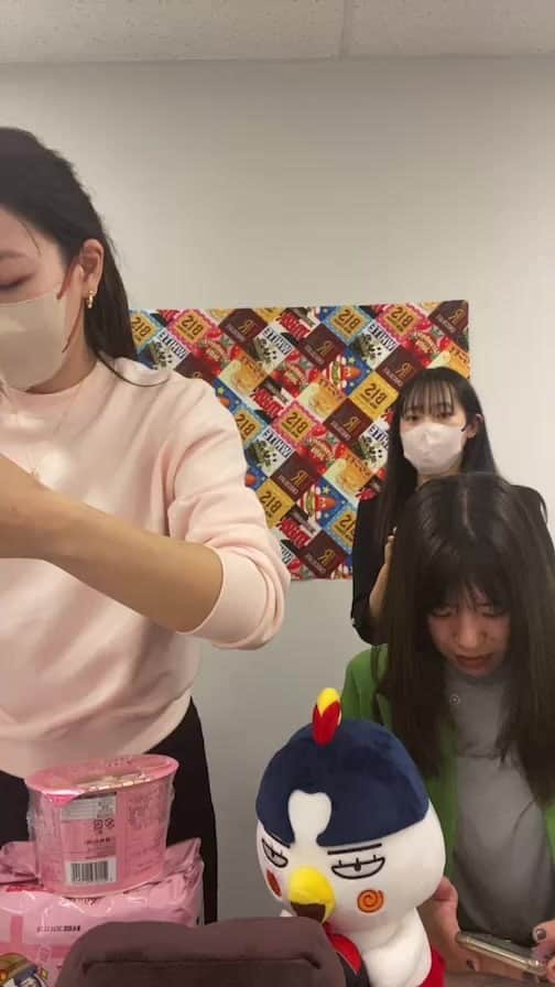 チロルチョコのインスタグラム：「【4/13 LIVE後半】 ブルダックの日を記念して コラボ配信🫶❤️  甘い✖️辛いの組み合わせを お楽しみください❤️」