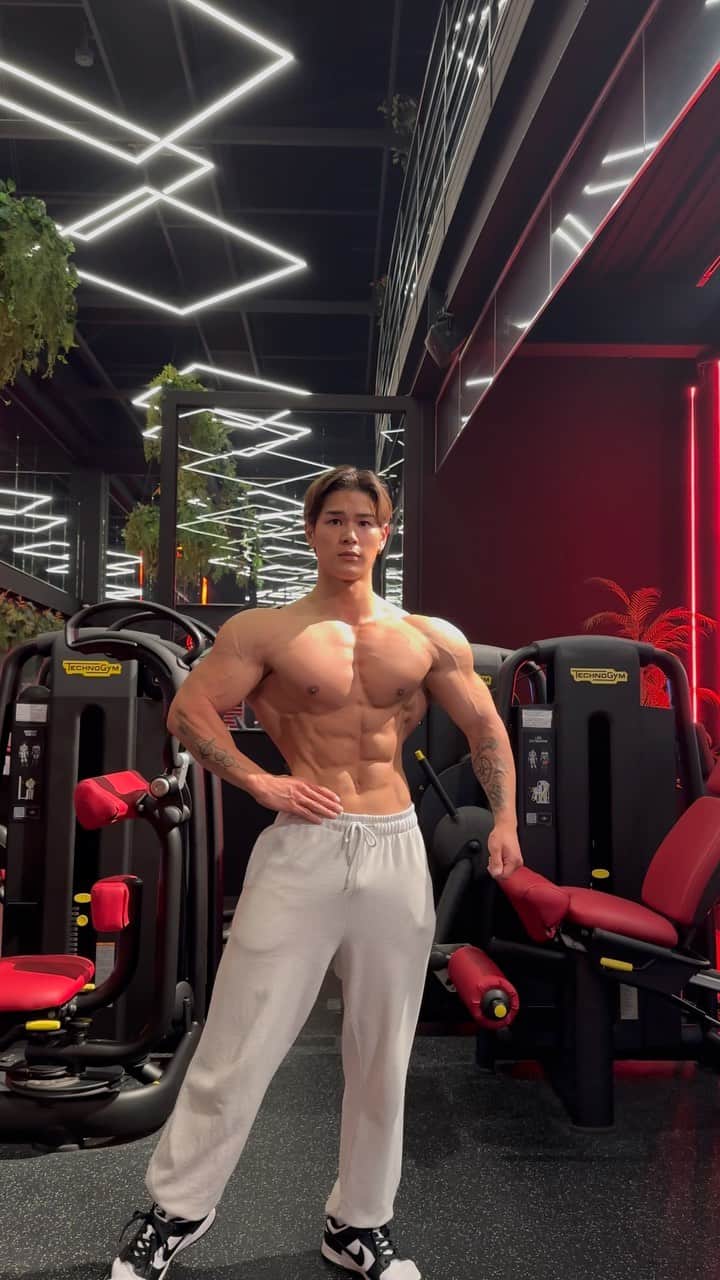のインスタグラム：「・ 6 weeks out🫰🏻 ローカーボの日でこの感じならまずまずでしょ😌🍚 ここからの進化が楽しみ😁 #mensphysique #fitnessmotivation  #reels #bodybuilding #fitness」