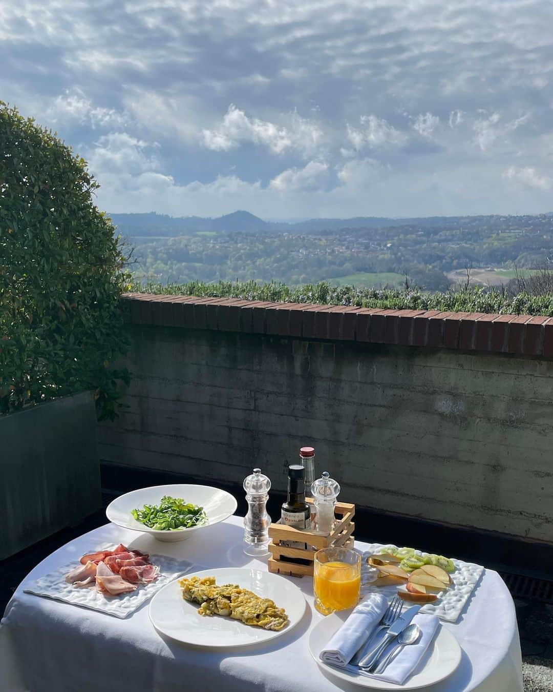 ホルヘ・ロレンソさんのインスタグラム写真 - (ホルヘ・ロレンソInstagram)「Sometimes you just have to embrace nature 🌳🐿  📍@tenutadelannunziata   #tenutadelannunziata #luxuryspa」4月13日 20時16分 - jorgelorenzo99