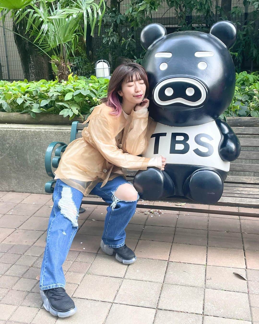 ぱいぱいでか美のインスタグラム：「こねくと聴いてるかーい🔌 . TBSラジオお昼の新番組『こねくと』！ 火曜パートナー2週目な今週でした〜✌🏻 聴き逃した方はradikoや公式YouTube(音源やショッピングコーナーは流れません)で ぜひ聴いてくださいね〜🥰 火曜日のコーナー 「ライフ・イズ・ニュートラル〜大人の居場所を考える〜」は 蓮華ちゃんとでか美ちゃんより年上の方のお悩みを聞こう！というコーナーです こちらはPodcastやSpotifyなどでも配信されてますよ🎶 めっちゃフォローしてくださいねー！ そして悩んでる年上の方はお便りくださいませ💌 もうひとつ火曜日コーナー「ハロー！プロブレム」 もよろしくお願いします🥰略してハロプロ🥰 何故だか2週連続ハロプロの曲がかかっているコーナー🥰 たまたまですよ🥰たまたまです🥰  ダメージデニムまたはまりそう ダメージってかわいいよなあ  . #こねくと #TBSラジオ #BooBo #honeymihoney #WEGO #grounds #でか美ちゃん #でか美私服」