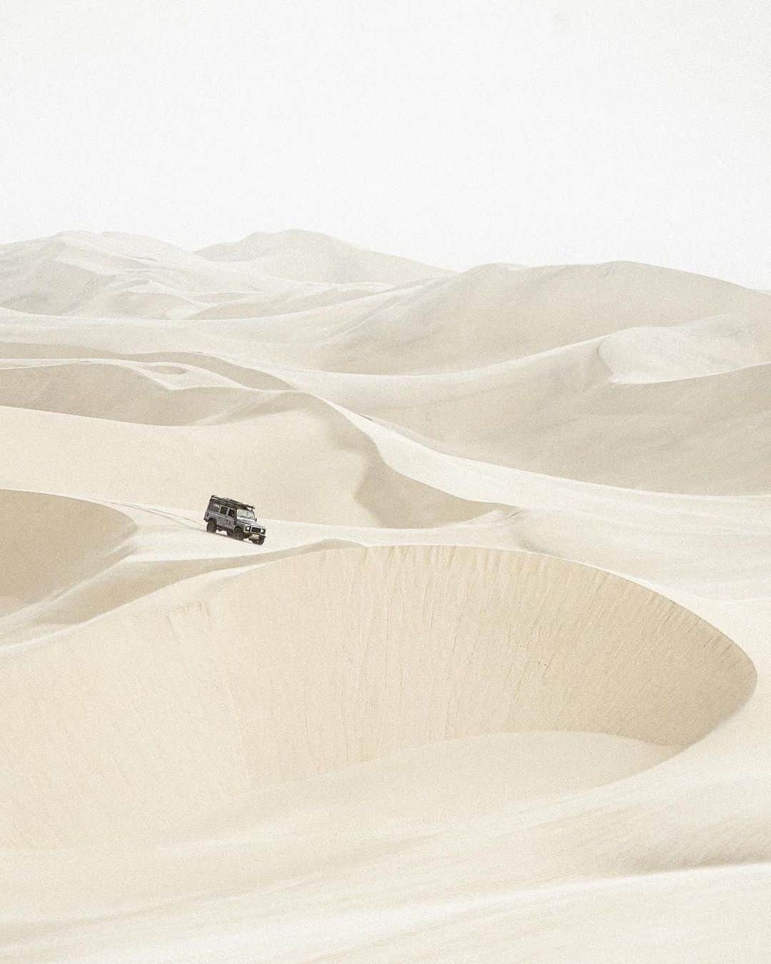 Canon Photographyのインスタグラム：「Dunes on dunes on dunes 📸   A highlight from our trip in Namibia, and honestly one of the most beautiful landscapes I’ve ever laid eyes on.   One minute totally surrounded by sand, the next cruising alongside the Atlantic, flamingos an arm’s length away! Unforgettable 🦩  Carousel by @jeffreyjkieffer  Curated by @rupertporpora  . . . . . . . #earth #dunes #sanddunes #minimalist #minimalism #composition #earthmood #landscapephotography #softaesthetic」