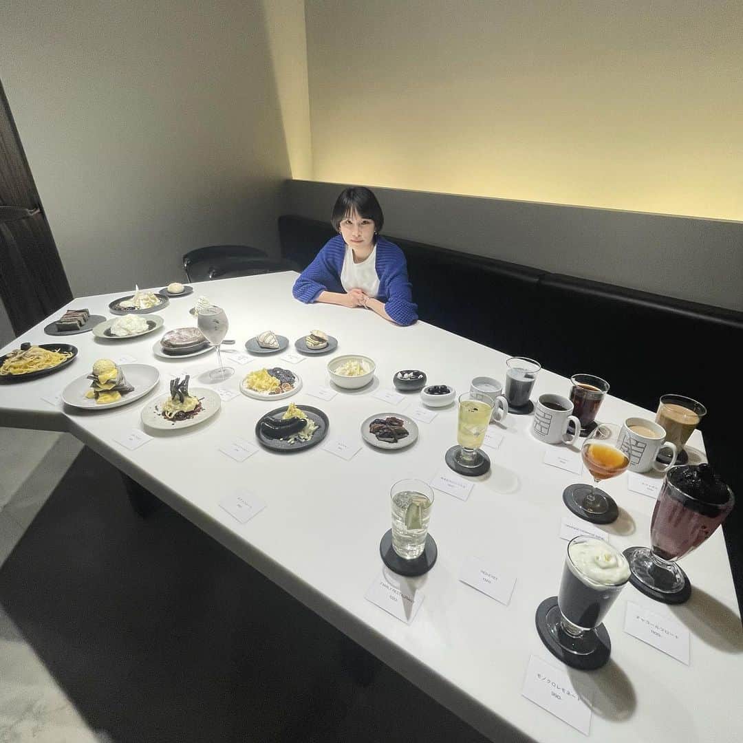 坂本澪香さんのインスタグラム写真 - (坂本澪香Instagram)「明日4月14日にオープンする 「The Unknown Café Gallery Harajuku」さんに 御招待頂き、お邪魔させて頂きました！  日本のモノクロマンガカルチャーや まだ何色にも規定されていない “The Unknown” な才能にリスペクトを。というコンセプトの元 空間デザイン、フードやドリンクも全て モノクロでマンガの世界から飛び出したようなビジュアルインパクトがあり 見た目からは想像できないような美味しさに 私の頭の中が少しバグを起こしました。笑 そんな食の楽しみも提供してくださるカフェです。  Address：東京都渋谷区神宮前6-6-2 原宿べルピア１F 営業時間：11:00-23:00  ※4月14日～4月28日はプレオープン期間です  皆様、是非に。  #TheUnknownCaféGalleryHarajuku #原宿」4月13日 20時11分 - mxshiroxsocka_s1278