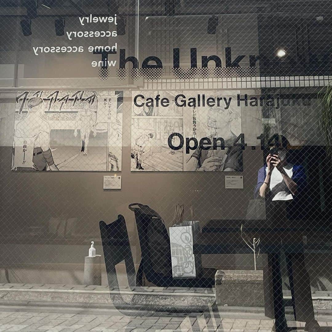 坂本澪香のインスタグラム：「明日4月14日にオープンする 「The Unknown Café Gallery Harajuku」さんに 御招待頂き、お邪魔させて頂きました！  日本のモノクロマンガカルチャーや まだ何色にも規定されていない “The Unknown” な才能にリスペクトを。というコンセプトの元 空間デザイン、フードやドリンクも全て モノクロでマンガの世界から飛び出したようなビジュアルインパクトがあり 見た目からは想像できないような美味しさに 私の頭の中が少しバグを起こしました。笑 そんな食の楽しみも提供してくださるカフェです。  Address：東京都渋谷区神宮前6-6-2 原宿べルピア１F 営業時間：11:00-23:00  ※4月14日～4月28日はプレオープン期間です  皆様、是非に。  #TheUnknownCaféGalleryHarajuku #原宿」