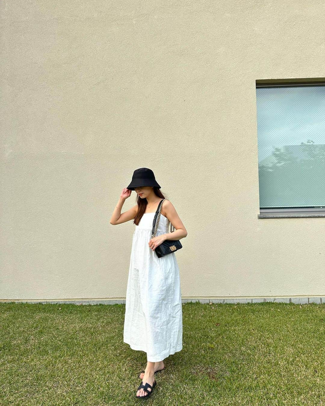 ふじあみさんのインスタグラム写真 - (ふじあみInstagram)「いつもと違った感じ🫧  dress / @uniqlo_jp  hat / @uniqlo_jp  bag / @chanelofficial  shoes / @hermes   #マタニティコーデ」4月13日 20時12分 - fuji_amii