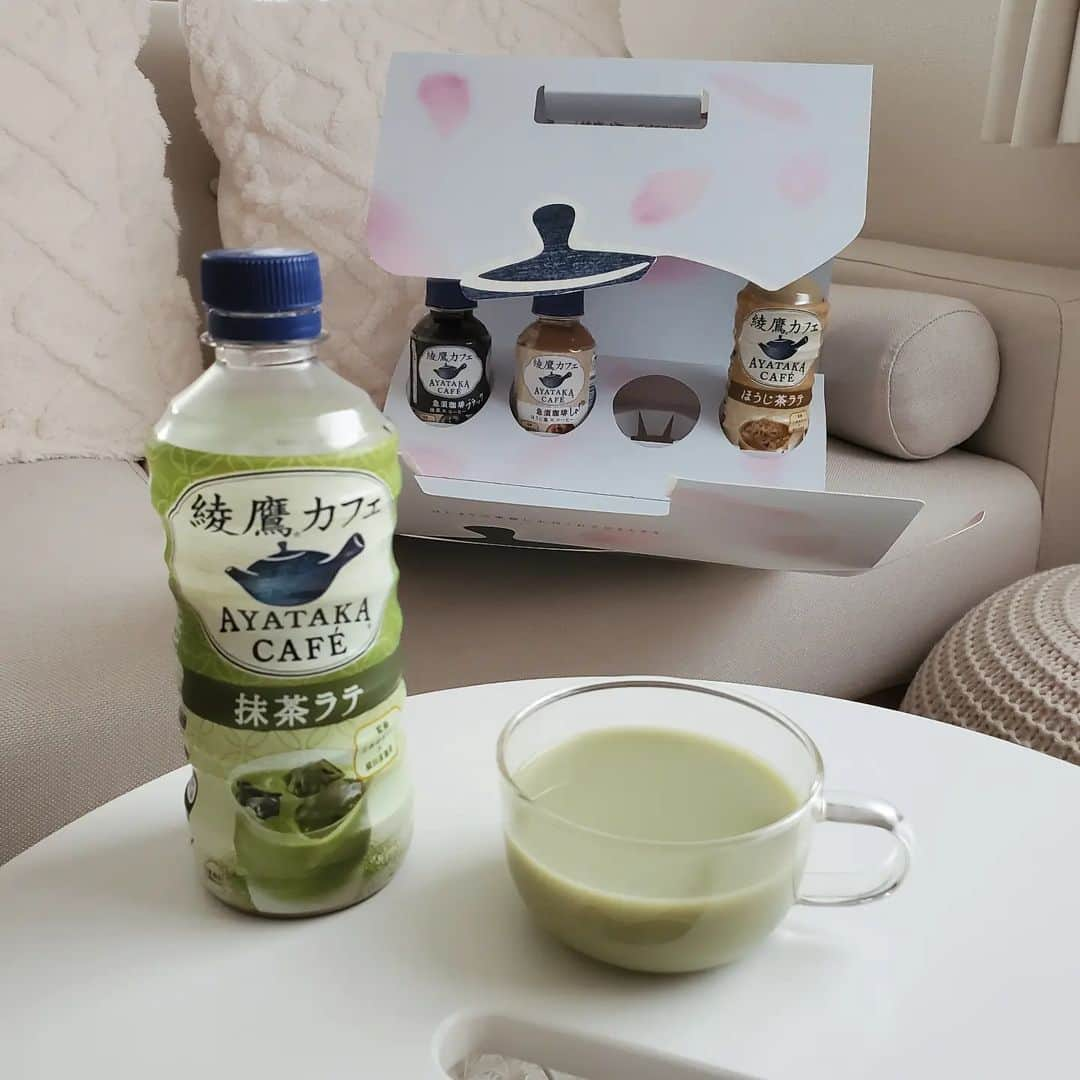 小谷津友里さんのインスタグラム写真 - (小谷津友里Instagram)「🍵×☕ 綾鷹カフェから急須で入れるお茶と 珈琲がフュージョンした新製品が発売されたよ✨  @ayatakajp   急須のデザインのBOXに入った綾鷹カフェをいただきました🥰 中身は・・  ☑抹茶ラテ ☑ほうじ茶ラテ お茶×ミルクでマイルドな味わい ほうじ茶ラテはミルク感がアップしたんだって😋💕  ☑急須珈琲ラテ ☑急須珈琲ブラック 日本茶×コーヒーの今までにない味わい まろやかで美味しい😍  ４月の新生活、 ほっと一息つきたいときに 綾鷹カフェでリラックスしましょ☕  #綾鷹カフェ #綾鷹カフェ急須珈琲 #急須珈琲はじめました #綾鷹 #お茶 #コーヒー #coffee #coffeetime #teatime #ほうじ茶 #抹茶 #ラテ #cafe」4月13日 20時12分 - yurikoyatsu