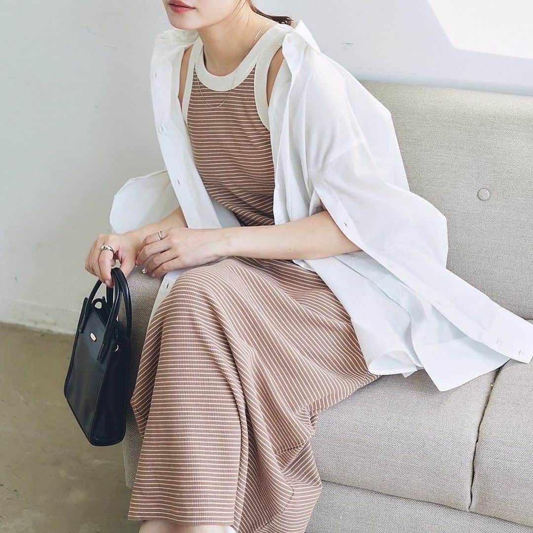 Vannie Officialのインスタグラム：「【4.19 NEW ARRIVAL】  カップ付きなので1枚でさらっと着れる✨  クロップド丈トップスをオンしてレイヤードスタイルや シアーシャツを羽織って ボーダー柄を透かして見せるのもおすすめ。  キャップやスニーカーで定番カジュアルな アイテム合わせも◎  🏷️アメスリボーダーカットワンピース white | brown / ¥4,950 (tax in)  • 4/19 19:00 release ...  #vannie_u #ヴァニーユー #zozoでしか買えない」