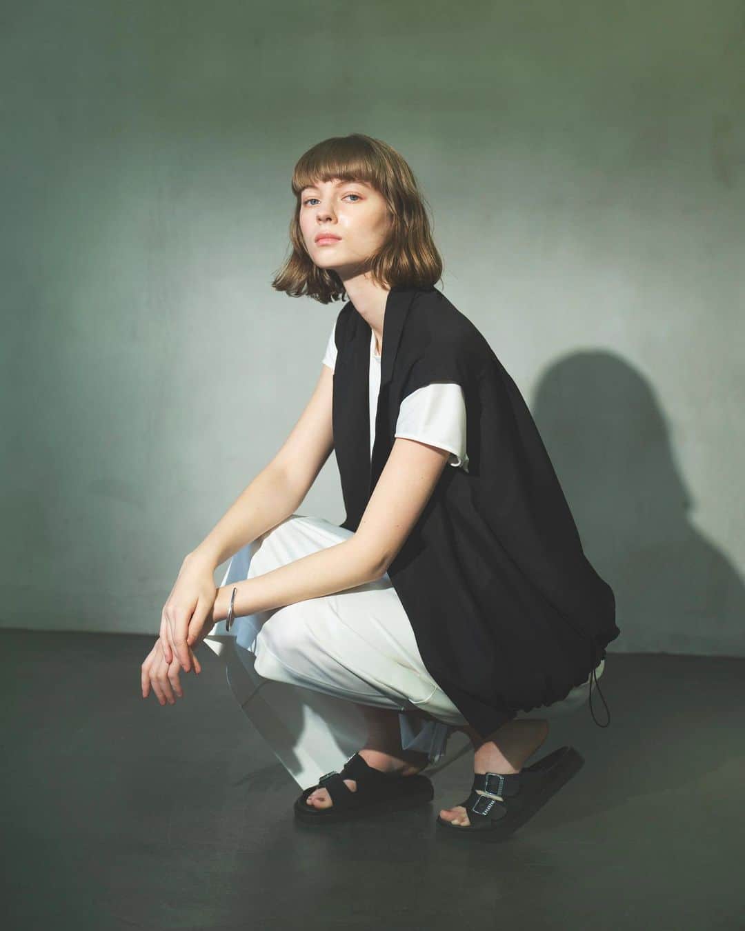 Effortless Womanのインスタグラム：「‘23 SUMMER COLLECTION 　　 　　 　　 >>> In the sun / In the shade   日の当たる場所、 日の当たらない場所。 誰にでもある横顔、2面性の違いを楽しむ 。 　　 　　 Jacket ¥15,400 (5月上旬発売) One piece ¥9,900 (5月中旬発売) Shoes ¥14,960 (4月下旬発売) #PLAKTON   　　 　　 　　 Photographer/ @tomoya_takano (PEACE MONKEY) Hair&Make up/ @makoto_lilamakeup (Lila) Model/ @marie.koehn (@bravomodelstokyo) 　　 　　 　　 #maysongrey #mg_22SS  #summercollection  #InthesunIntheshade」