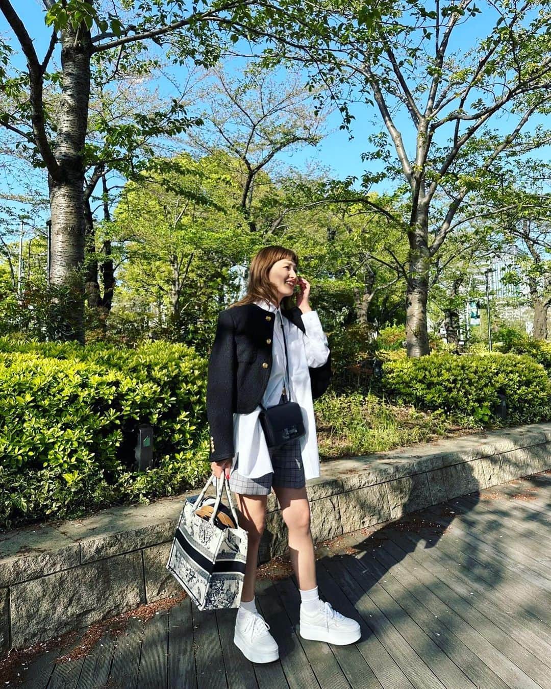廣瀬規子のインスタグラム：「春のお天気☀️  気持ちがいいのだけれど、、、 花粉なのか、黄砂なのか、、、 時折目がアレルギー反応を起こしている今日この頃でございます🤲  ショートパンツに中途半端な丈のソックス＋スニーカーなんて、、、 今まで一番避けていたスタイルだったけど、厚底スニーカーのおかげで抵抗なくスタイリングする様になった気がしています🫶  年齢⁉️そりゃあ多少は気になりますが、ファッションって、なりたい自分になれるから楽しいわけで、、  人生一度きり。いつかはみんなお空に行ってしまうのなら、もちろん多少のT.P.Oをわきまえなきゃいけない時もありますが、好きな服を着て、ファッションを楽しんだ方が、纏う雰囲気も含めて素敵に見えると思うのです✨  、、、と、いうことで、、、 謎の筋とか出てきていてトホホ😩と思いまくっておりますが、、、 そんな自分も受け入れつつ、、、 これからもファッションを楽しもうと思います✊❣️ （なんの宣言⁉️🙈😝）」