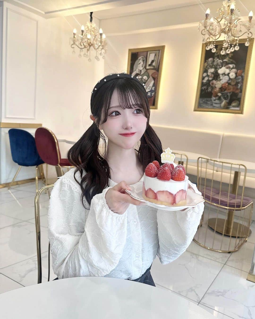 田口未彩のインスタグラム：「♡  日本にもあるのに明洞で行った🍓 @cafedeparis_myeongdong   .」