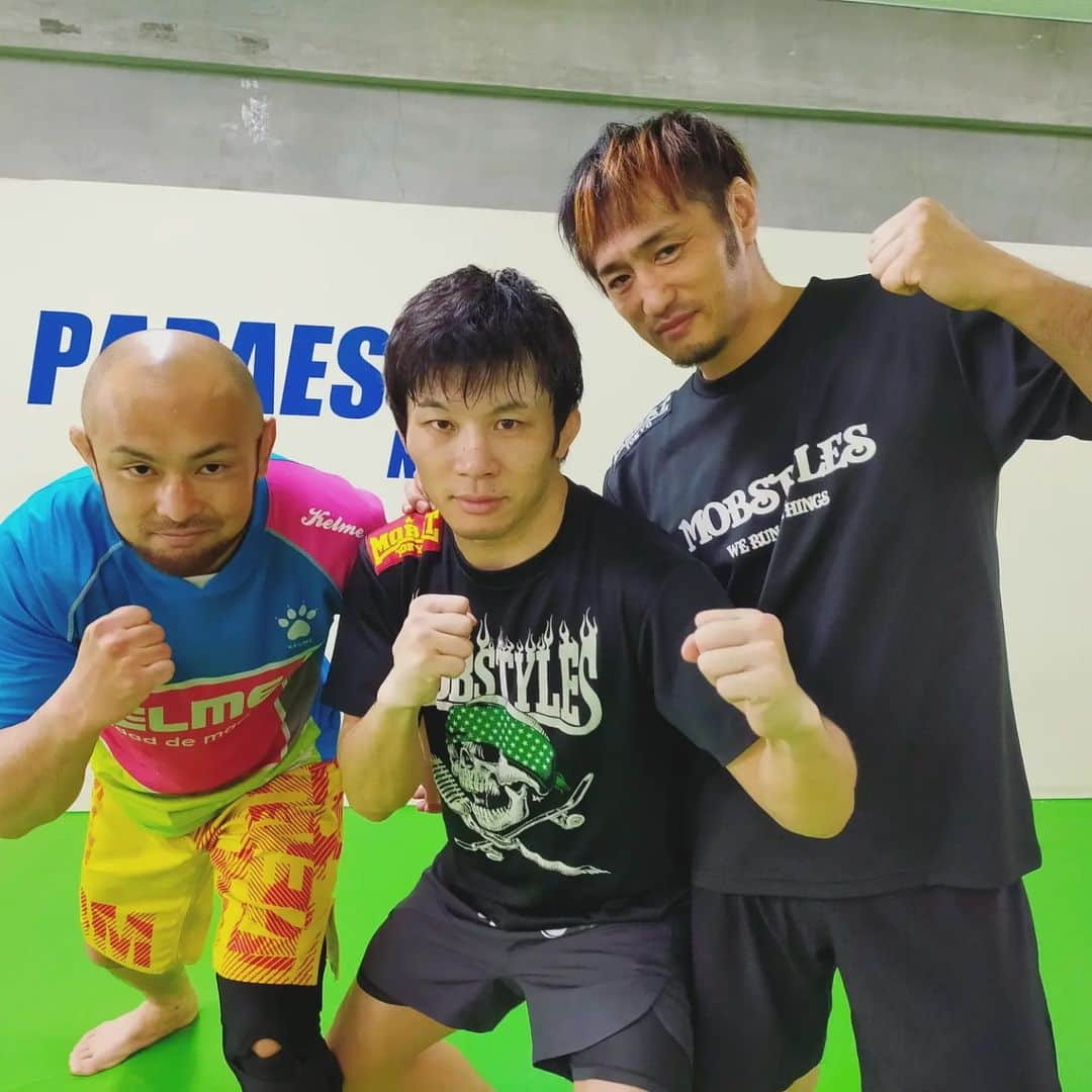 リオン武のインスタグラム：「ラスト3人練習 3ヶ月間激しく楽しく練習させてもらい、MMAがまた好きになれた 次は祝勝会で!  #斎藤裕 #大木良太  #mobstyles #修斗 #総合格闘技#リオン武 #鶴見 #川崎 #rizin #mma」