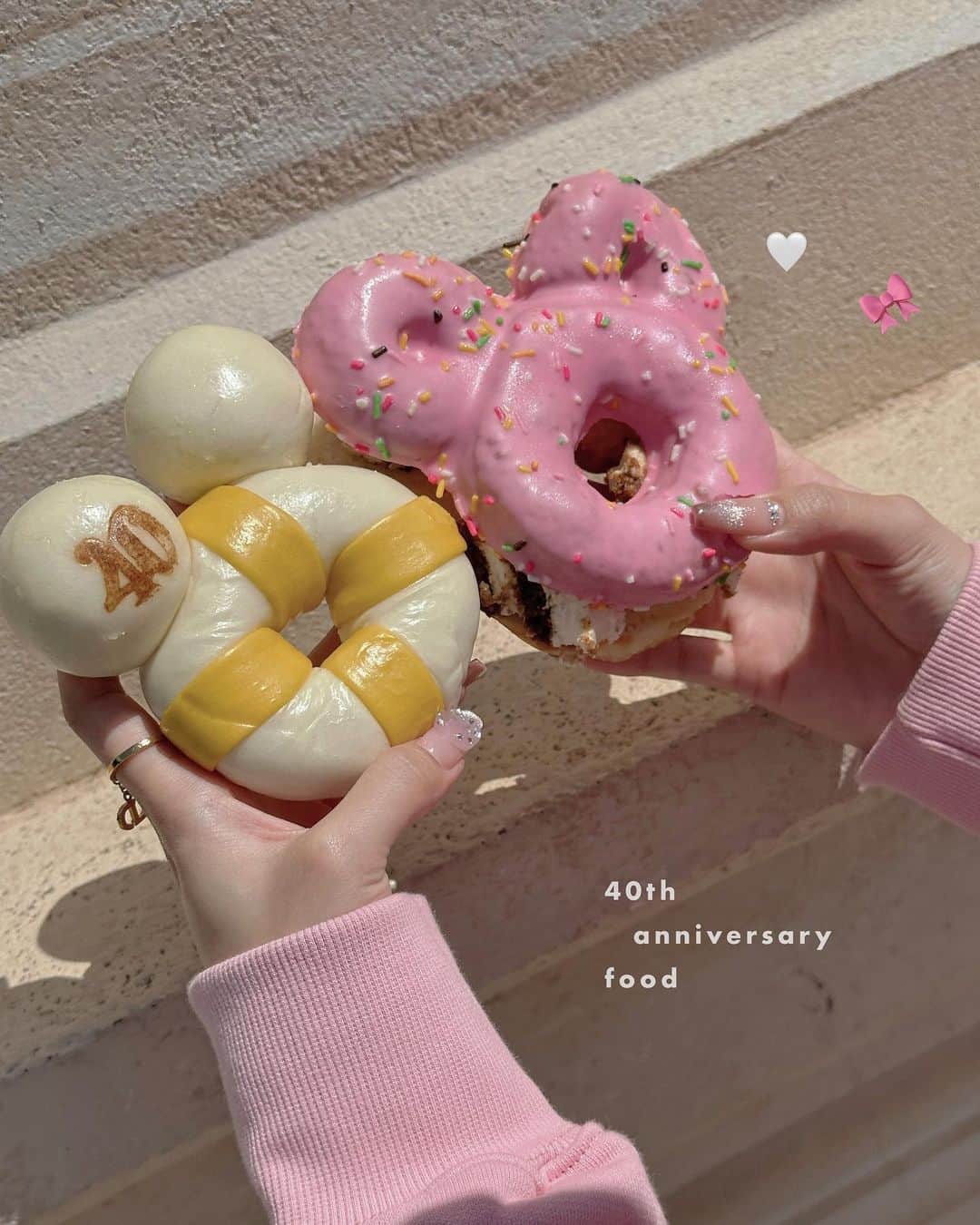 ayaのインスタグラム：「𝗱𝗶𝘀𝗻𝗲𝘆 𝗳𝗼𝗼𝗱🛵🍋🌸🩰  うきわまんとチュロスが 特においしくて また食べたい願望^. .^🍥  うきわまんは普段のエビ🦐と 違って今回はチキン🍗⭐︎  チュロスは中にカスタードクリームが 入ってて、長さ的にも 食べやすかった🍒  ドーナツは中にティラミスが はさまってたよ🍩🤍  #disneysea #tokyodisneysea #tds #tokyodisneyresort #tokyodisneyresort40thanniversary #ディズニーシー #東京ディズニーリゾート #夢の国 #夢が叶う場所 #夢がかなう場所 #ディズニー40周年 #40周年 #dreamgoround #ドリームゴーラウンド #ディズニーフード #ディズニーシーグルメ #ディズニーシーフード #ディズニーグルメ #うきわまん #ドーナツ #チュロス」