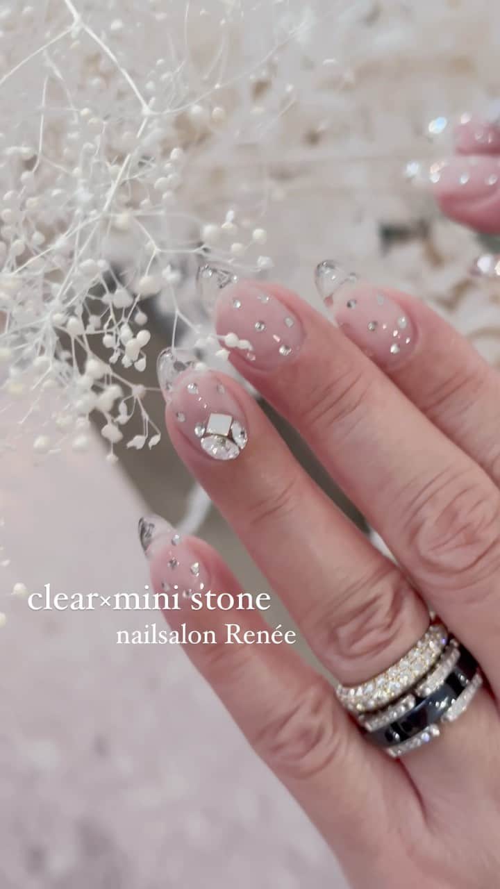 埜藤理恵のインスタグラム：「clear♡ バツっとスッキリ自爪ショートで クリア。爽やかな感じが好き♡ @apresnailjapan  @apresnailofficial  □ Rie Nofujiプロデュース @tree01official エプロン 好評発売中  □ Renée professional brush シリーズ ＊オーバル ＊トップフレンチ ＊スマートフラット Renée web shop 全国ネイルディーラーにて発売中 プロフィールURLより飛べます  □ 店舗詳細 ⇩ 大阪府大阪市北区堂山町1-2 R&Eビル3階 am10:00〜pm20:00 JR大阪駅から徒歩7分 阪急梅田駅から徒歩7分 御堂筋梅田駅から徒歩7分  ご予約は サロンの公式LINEより受け付けております。 @rrieenee プロフィールURLより LINE飛べます。 LINEにて行き方動画も配信しておりますので ご参考くださいませ」