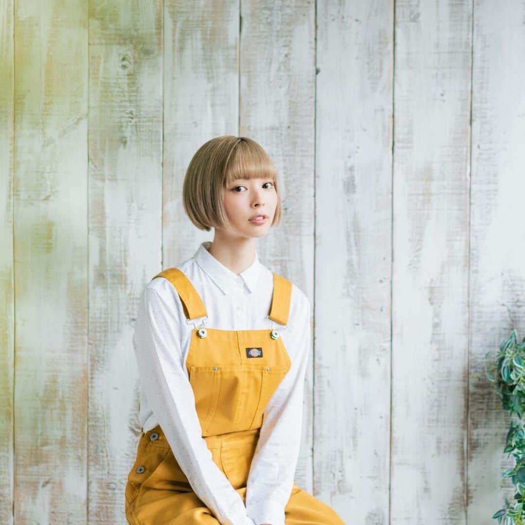 最上もがのインスタグラム：「『CHANTO』webさんにて、初のフォトエッセイ 『も学』のインタビューをして頂きました。  ライターの荘司さんがでんぱ組の頃から応援して下さってたみたいで 熱心に色々きいてくださって、カットするのが勿体無いからと なんと全5本配信という長編インタビューになりました。 ぜひ読んでくださると嬉しいです！  発売してから 自分1人の力で売ることの大変さを痛感して凹んだり どうやったら拡まって、たくさんの人のもとに届くのだろう？て考えても そんなことはお構いなしのイヤイヤ期の娘との日々はバタバタしていて、あっという間に1日が終わってしまい…🤣  でも、みんなから少しずつ寄せられるメッセージに勇気づけられています。ありがとうございます！  ぜひ、みなさんの口コミの力を、お借りしたい…！！ ネット販売のレビューなども、もし本の内容を気に入ったら 書いていただけたら励みになります🙏」