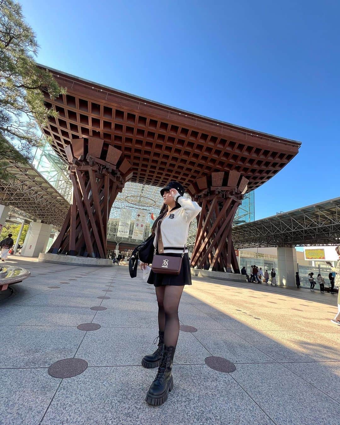 ちとせよしののインスタグラム：「初金沢🙋🏻‍♀️ 友達に勧められて、案内してもらったよ~☺️♡ 割と駅の周りに観光スポットかたまってて周りやすかった✨ 海鮮美味しすぎてつい奮発しすぎちゃいました(ﾉ≧ڡ≦)笑  #金沢 #金沢旅行 #金沢グルメ #boss #ca4la #バケハ」