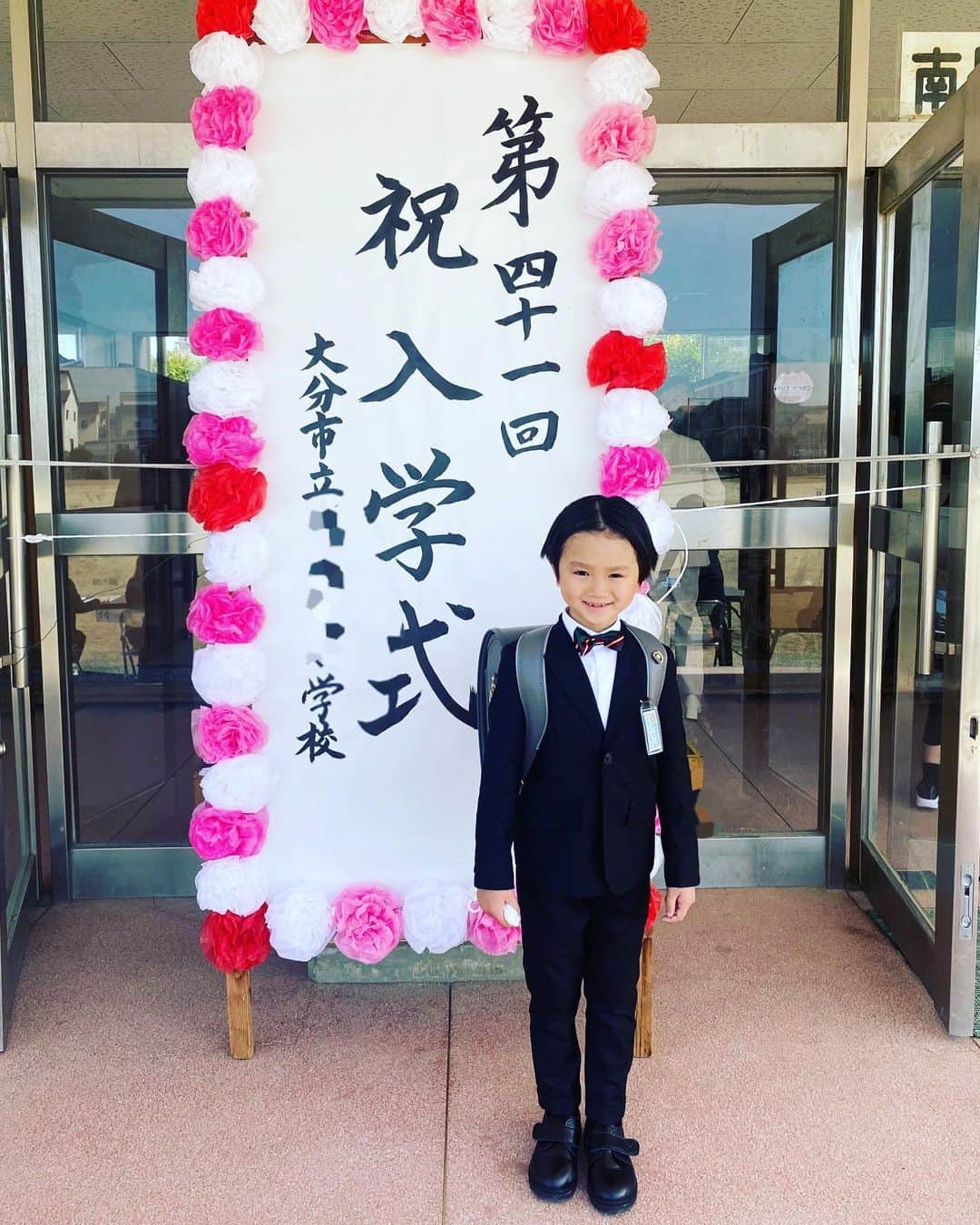 川上璃子（梅崎司の妻）のインスタグラム：「無事に入学式を迎えました。  今日から一年生。 代表挨拶もしっかり頑張り明日から 姉と一緒に小学生生活が始まります。  めったに居ないパパが来れた奇跡。 大分の小学校で自由に我が道進んで下さい🫶 おめでとう㊗️  #入学式 #新一年生」