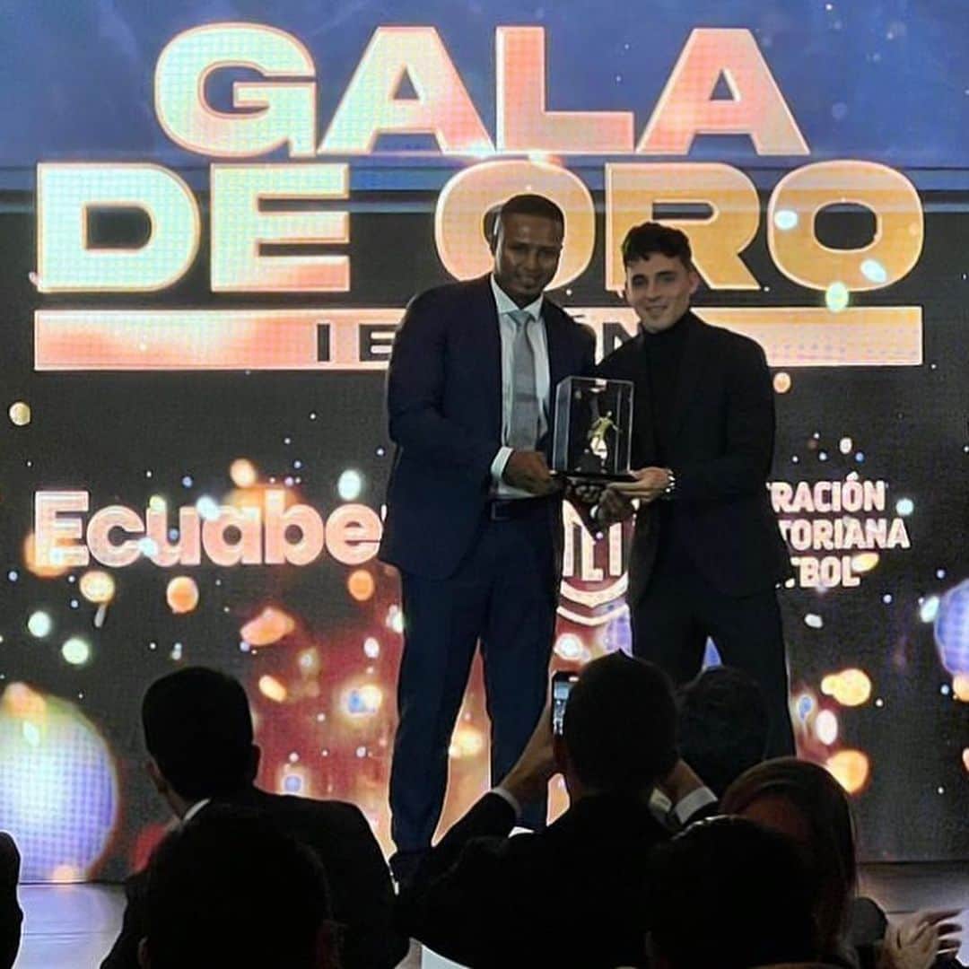 アントニオ・バレンシアのインスタグラム：「Para mi fue un gusto, haber hecho entrega del premio de la Copa Ecuador al mejor jugador. @lolofaravelli @independientedelvalle @ecuabetoficial @copaecuadoroficial」