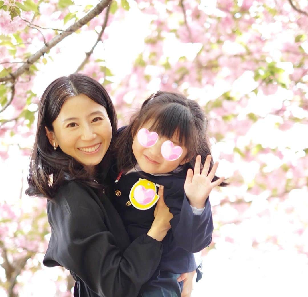 小林千鶴さんのインスタグラム写真 - (小林千鶴Instagram)「八重桜、満開🌸 みずみずしい、新緑🌱 お日様、ポカポカ☀️  先日そんな素敵な日に ついに愛娘が幼稚園入園。  360度全方位から 「ご入園おめでとう」という声が 聞こえてきた気がしました🌸🌱☀️🌏  ありがとう、ありがとう。  そんな移り変わる季節と共に これから出逢える新しい景色を 家族一緒に楽しみたいと思います。  さて、洗濯したら早速とれた お名前アイロンテープ。 押し当てが足りなかったのか... コップ袋、タオル、その他巾着... 結局、縫うしかないですよね... かぁさんが夜なべコース、確定。 いやいや、パパに頼んでみるか。 失敗経験、新しい景色は家族でシェア。 ふふふ。  というわけで、なれない新年度 みんなもどうぞ無理なくね〜🧚‍♀️」4月13日 20時26分 - 5884_chizuru