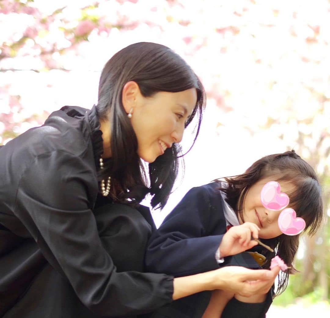 小林千鶴さんのインスタグラム写真 - (小林千鶴Instagram)「八重桜、満開🌸 みずみずしい、新緑🌱 お日様、ポカポカ☀️  先日そんな素敵な日に ついに愛娘が幼稚園入園。  360度全方位から 「ご入園おめでとう」という声が 聞こえてきた気がしました🌸🌱☀️🌏  ありがとう、ありがとう。  そんな移り変わる季節と共に これから出逢える新しい景色を 家族一緒に楽しみたいと思います。  さて、洗濯したら早速とれた お名前アイロンテープ。 押し当てが足りなかったのか... コップ袋、タオル、その他巾着... 結局、縫うしかないですよね... かぁさんが夜なべコース、確定。 いやいや、パパに頼んでみるか。 失敗経験、新しい景色は家族でシェア。 ふふふ。  というわけで、なれない新年度 みんなもどうぞ無理なくね〜🧚‍♀️」4月13日 20時26分 - 5884_chizuru