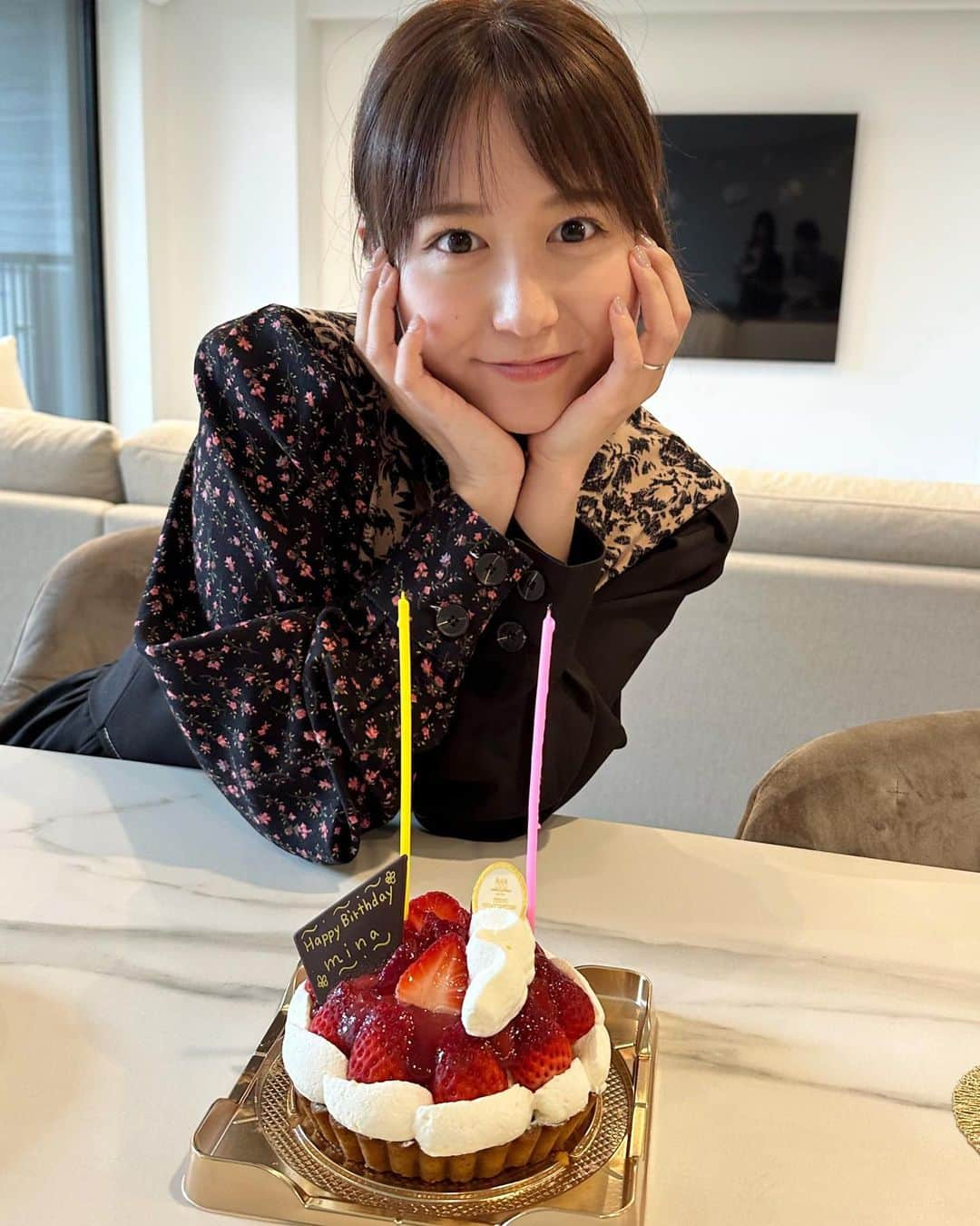 大場美奈のインスタグラム：「🎂 　 大好きな2人がお祝いしてくれました☺️🤍 　 私の話をいつも聞いてくれて 悩んでたら解決策をくれたり この2人のおかげで いろんなことを知れて 人としてすごく成長できてる。 本当にいつもありがとう🥺🤍 　 毎日会っても飽きないんじゃないか ってくらいに会うたび話が尽きないの🫰🏻 　 最低でも月1は絶対会いたいから これからも積極的に会う予定立てるね！ 本当にありがとうっ😌🩵」