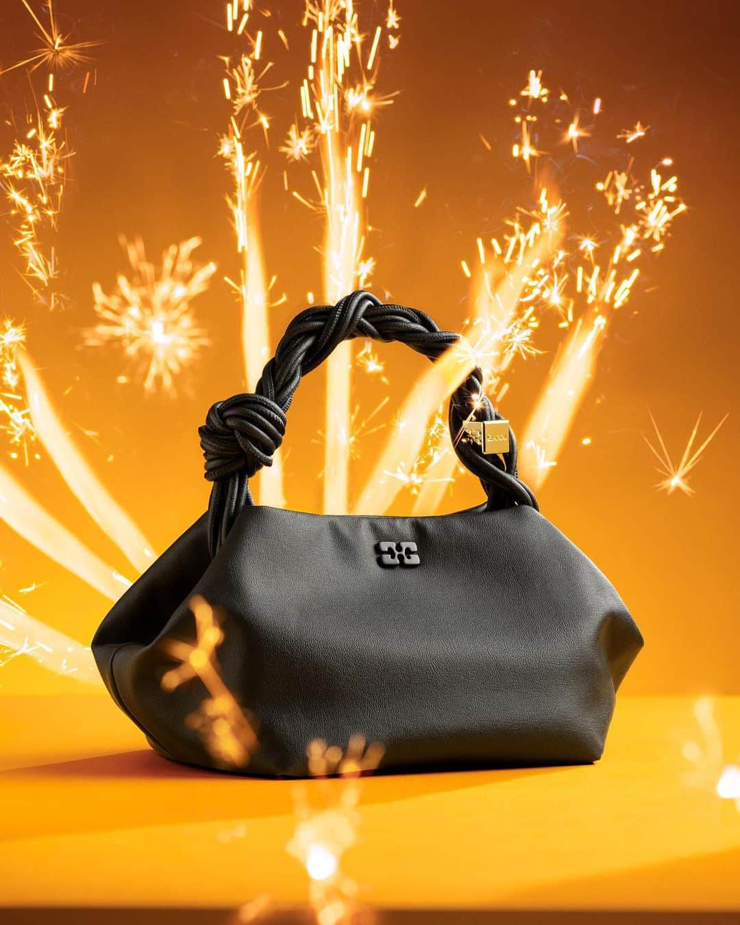 ガンニのインスタグラム：「Playful design meets next-gen fabrics ✨  Created using recycled leather, the GANNI Bou Bag comes in 6 colourways  Our black option is available in Ohoskin – our latest Fabric of the Future – an innovative bio-based material made from the waste from orange and cacti farming  We’ve committed to stop using virgin leather completely by the end of this year (using leather conflicts with our 50% absolute carbon reduction by 2027), so this is only the beginning.  “I’m also so proud to be launching this silhouette in a new innovative fabric that brings us one step closer to becoming free from virgin leather by 2023.”    - Ditte Reffstrup, Creative Director, #GANNI  📷: @albdorf」