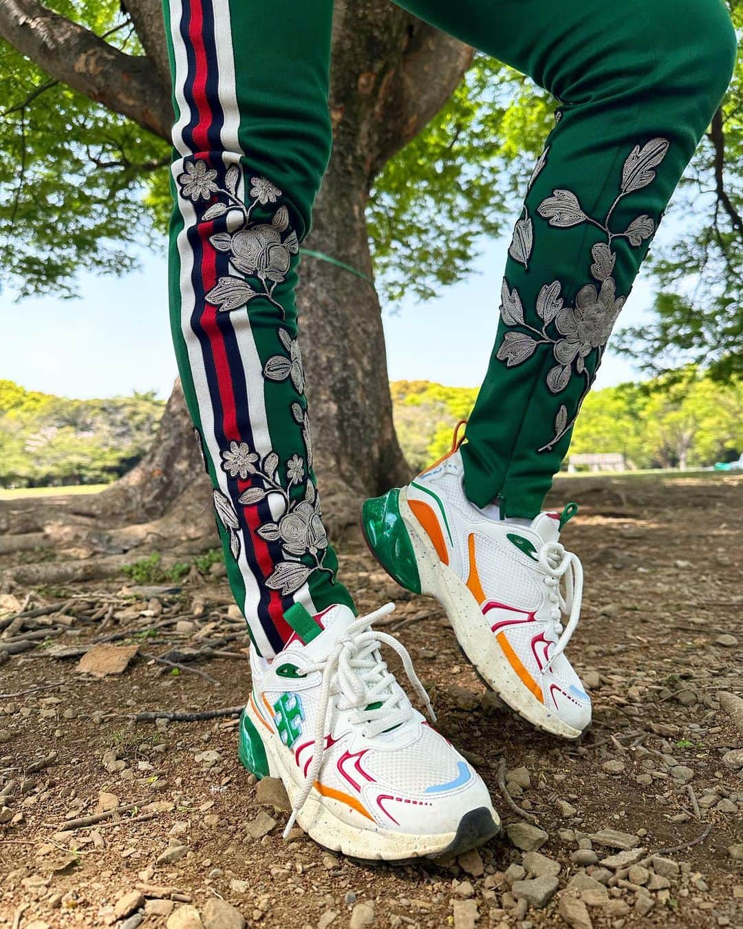 のインスタグラム：「やっぱこの組み合わせ可愛いと思ってた❣️😍🥰  @toryburch の新作スニーカーの配色可愛くて絶対このパンツに合うと思ってたから公園お散歩ピクニックもテンションあがるう🫶🥹㊗️🚀✨  素敵な場所に連れてってくれるスニーカー🥰❣️  #toryburch  #トリーバーチ #goodlucktrainer  #グッドラックトレーナー」