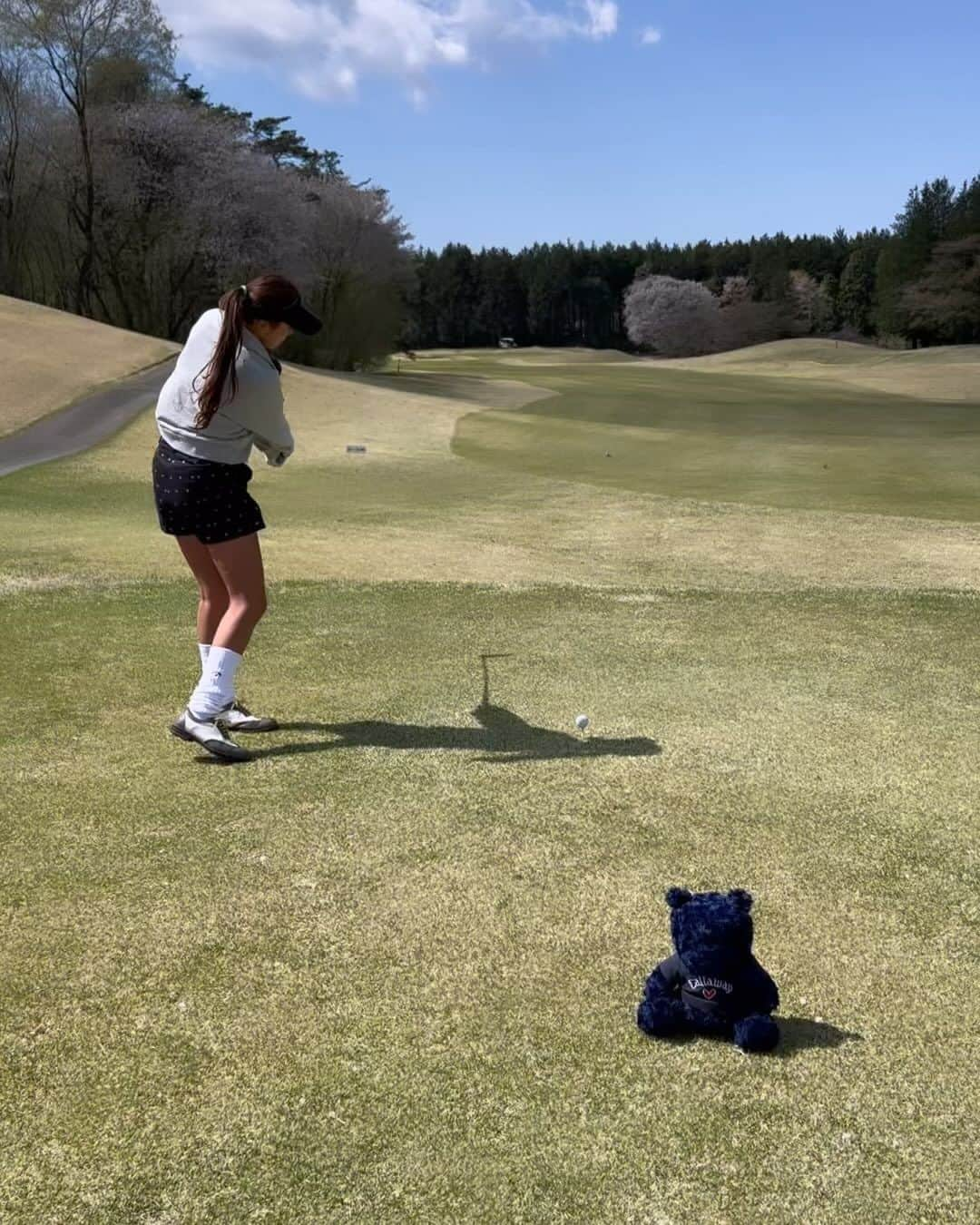 サブのインスタグラム：「@callawaygolf_japan  パラダイムをコースで振ってみたら最高だった🤤❣️  ゴルフウェアは全身 @love_callaway   あざとキャロウェイベアも一緒だよ🧸💕  #キャロウェイ #キャロウェイゴルフ  #パラダイム #パラダイムシフト  #ドライバー #ドライバーショット  #ドライバースイング  #キャロウェイ女子  #キャロウェイコーデ #キャロウェイベア #ゴルフ #ゴルフ女子 #ゴルフ女子コーデ #golf #golfswing  #golflife  #golfstagram  #golfgirl」