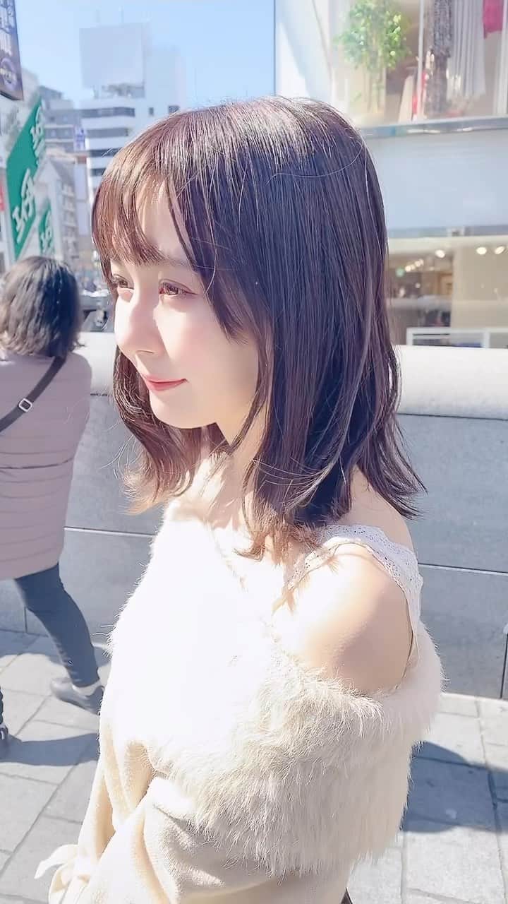 金久保マユ（ぼんぼん）のインスタグラム：「久々のリール！！！結構前だけど大阪に行った時の✌︎ 今日は25:00〜テレビ東京さんで『アヤツリ・スクワッド』放送です！ 　　 リールとは180度別人の私が頑張ってます😂 今日も全力で無茶振りに応えようとしてますので是非見守ってください⸜(* ॑꒳ ॑* )⸝⋆* 　　 リールだけあざとくやらせて貰ってます🙋‍♀️笑 　　 　　 　　 #ショートカット#ミディアム#垢抜け#美意識向上#ワンピース#きょコ#カフェ#いいね#おんなのこ#ヘアアレンジ#女優#写真#ポートレート#被写体#タレント#game#gamegirl#大阪#なんば#グリコ#オフショル#cafe#amongus#animegirl#love#game#manga#followforfollowback」