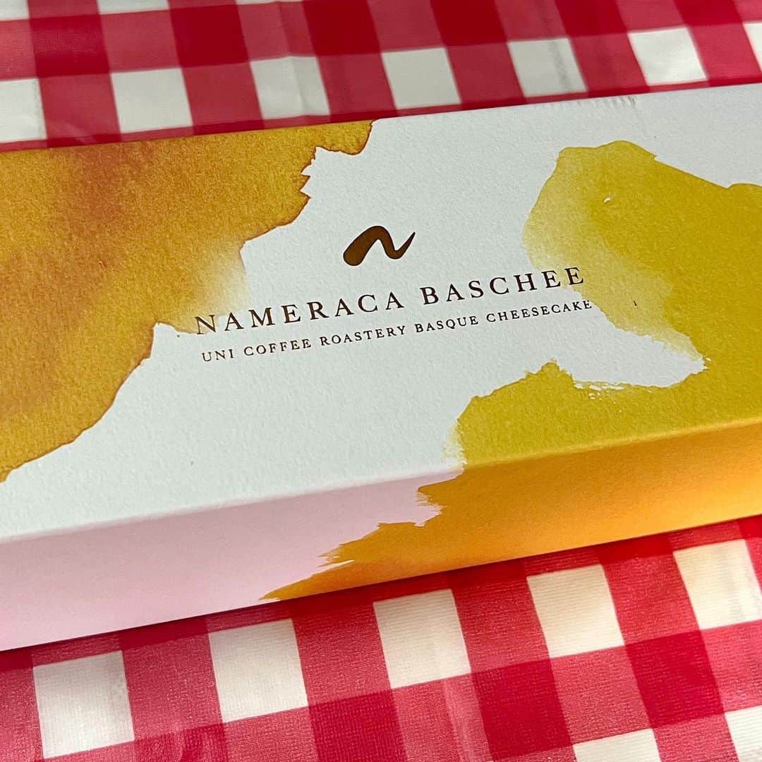 おごせ綾さんのインスタグラム写真 - (おごせ綾Instagram)「大流行の NAMERACA BASCHEE（ナメラカバスチー）をお取り寄せしてみました✨  名前のとおり本当に滑らかで、口に入れた瞬間に溶けていってなくなってしまいました😲  ものすごく濃厚で、優しい甘さにチーズの風味のバランスが完璧でめっちゃ美味しい✨✨  付属のホイップクリームを乗せると、めっちゃクリーミーで、とっても贅沢なスイーツでした❤️  これさえあればお家で気軽におしゃれカフェ気分が楽しめちゃいます✨  パッケージもとっても可愛いので、贈り物にもオススメです✨✨  ごちそうさまでした❤️  PR @nameraca_baschee #unicoffeeroastery #nameracabaschee #バスチー #バスクチーズケーキ #チーズケーキ好き #お取り寄せスイーツ #おすすめスイーツ」4月13日 20時32分 - ogose0123