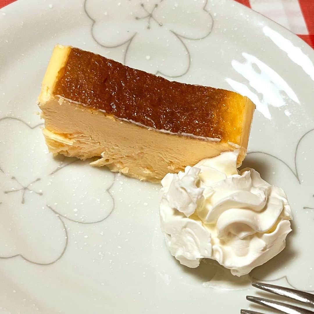 おごせ綾さんのインスタグラム写真 - (おごせ綾Instagram)「大流行の NAMERACA BASCHEE（ナメラカバスチー）をお取り寄せしてみました✨  名前のとおり本当に滑らかで、口に入れた瞬間に溶けていってなくなってしまいました😲  ものすごく濃厚で、優しい甘さにチーズの風味のバランスが完璧でめっちゃ美味しい✨✨  付属のホイップクリームを乗せると、めっちゃクリーミーで、とっても贅沢なスイーツでした❤️  これさえあればお家で気軽におしゃれカフェ気分が楽しめちゃいます✨  パッケージもとっても可愛いので、贈り物にもオススメです✨✨  ごちそうさまでした❤️  PR @nameraca_baschee #unicoffeeroastery #nameracabaschee #バスチー #バスクチーズケーキ #チーズケーキ好き #お取り寄せスイーツ #おすすめスイーツ」4月13日 20時32分 - ogose0123