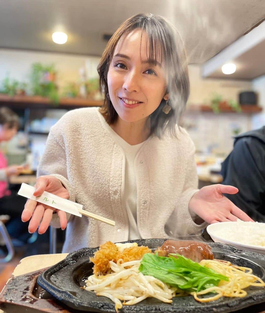 若林翔子のインスタグラム：「. . ブレイクロケ♡ 毎週木曜日は 宮城おすすめのものを求めて ロケしております🤭  今日はモデルルームとお寿司🍣 来週放送なので見てね♡  そんな木曜日のお楽しみは ロケの合間のスタッフさん達との ごはーーーーん🥰ロケ飯☺️  今日は選べるランチセットが 800円のソルトへ✨  安くて美味しいのに ハンバーグやフライを 自分好みに選べる😍 なんて親切なのー❤️  もりもり完食でした🫡  ごちそうさまでしたーーー✨  #宮城グルメ　#仙台グルメ　#ソルト　#ハンバーグ　#カキフライ #ロケ飯　#いい湯気出てます  #仙台おすすめグルメ  ーーーーーーーーーーーーーーーーー  ミヤギテレビ 「ちょっとブレイクタイム」  毎週土曜日　11:35〜 グルメ、新店舗情報、話題のスポットなど 宮城の旬な情報をお届けしています！ ぜひご覧ください🤗  ーーーーーーーーーーーーーーーー  #ミヤギテレビ #ちょっとブレイクタイム #MC #レポーター　#仙台のタレント #仙台のモデル　#仙台のレポーター　#仙台MC #仙台の魅力 #宮城の魅力　#宮城グルメ　#仙台グルメ #宮城の旬情報　#仙台の旬情報 #宮城新店舗　#仙台新店舗 #アパレル　#春の話題　 #最新映画情報　#オススメ映画　 #ミヤテレオススメ番組　#食レポ」