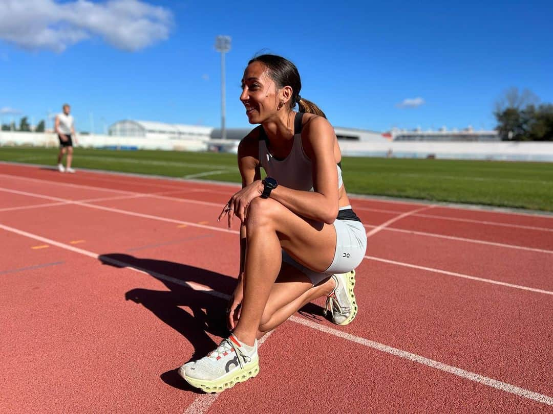 アニエス・ラーロライのインスタグラム：「Bientôt en route pour retrouver le soleil ☀️   Départ dimanche pour un nouveau camp d’entraînement avec les copines du demi fond 🥰」