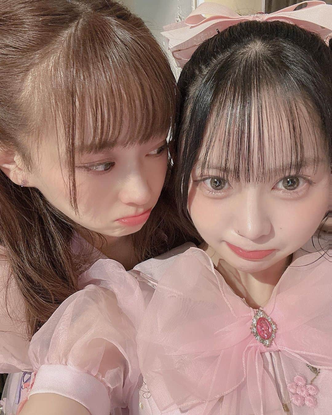 上水口姫香のインスタグラム：「#れなひめ   いつも可愛がってくれてるれなてん相談乗ってくれるれなてんぽさん🖤  だいしゅきっっ  #アイドル #東京cutecute #ハーフツイン #ポニーテールアレンジ #ピンクネイル #ピンク」