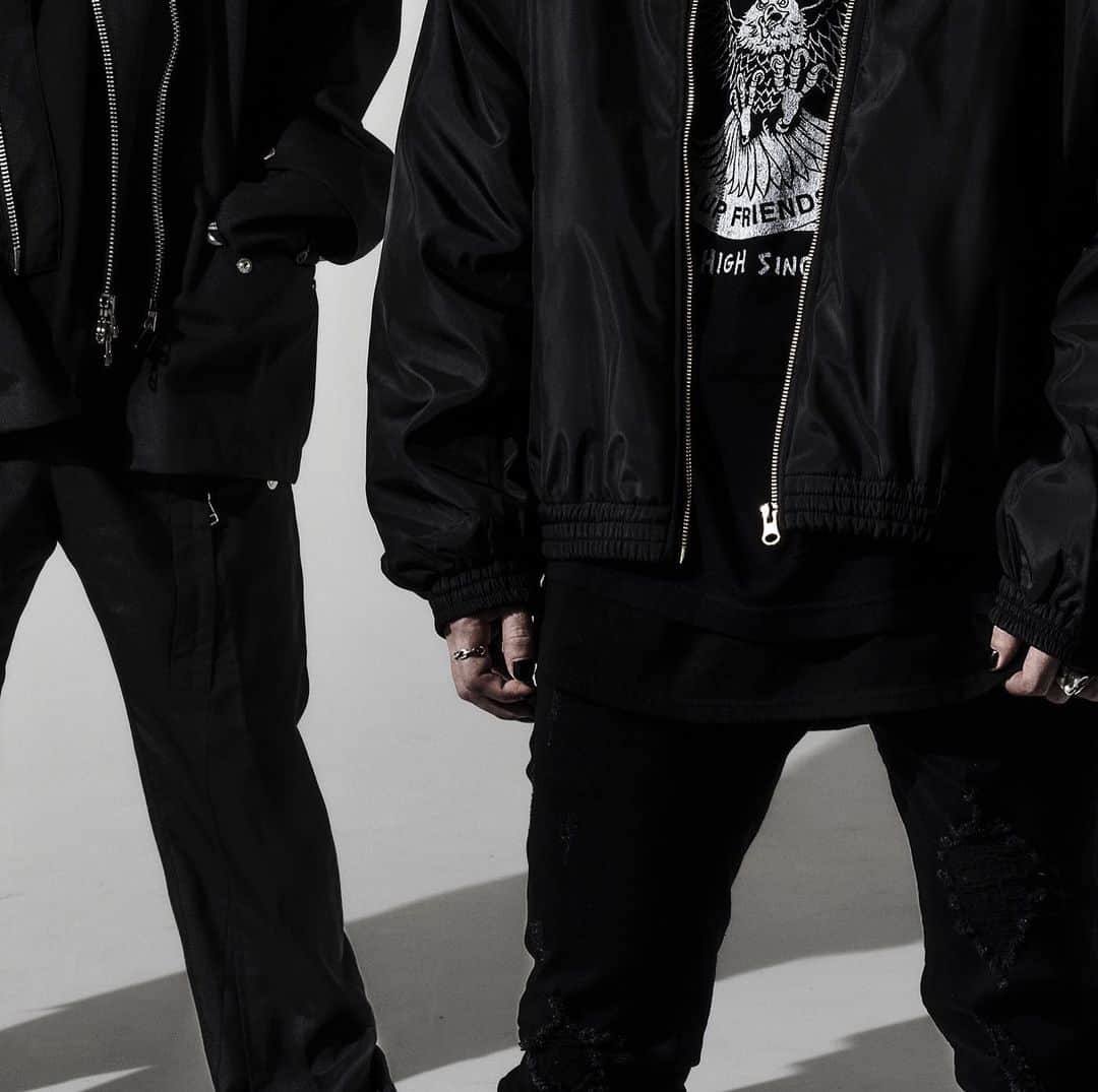 SPYAIRのインスタグラム：「SPYAIRの新ボーカルは 福岡県出身の24歳 “YOSUKE” に決定！ ⁡ --------------------------------- 『JUST LIKE THIS 2023』開催決定！ ⁡ ■日時：2023年8月11日(祝・金)  ■開場 15:30 開演17:00（19:30終演予定） ■会場：富士急ハイランド・コニファーフォレスト ■料金：全席指定6,900円（税込）※3歳以上チケット必要 ※雨天決行・荒天中止／公演途中で中止の場合、払戻は致しませんのでご了承下さい。 ⁡ #SPYAIR #JLT2023」