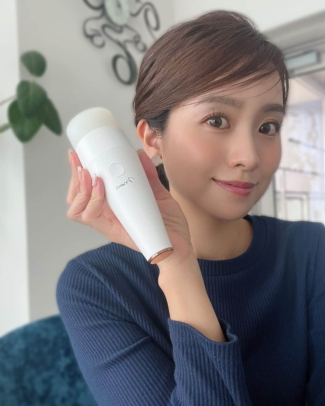 曽田茉莉江さんのインスタグラム写真 - (曽田茉莉江Instagram)「朝のひと手間🫧  最近ね朝洗顔の時には マストアイテムとなってるこの プルミナスという美顔器🫧  これで洗顔すると 浮腫みが軽減されるのと 洗い上がりがしっとり柔らかい感じに変わります🥹 なので、朝洗顔は昔からLAGOMのジェル洗顔をつかってますが それをこのプルミナスで伸ばして洗ってます✨ ヘッドがシリコンなので摩擦の心配もない🥰👏  夜は泡の洗顔で使ったり〜 あとは、この子の優秀なところは パックの上からや、美容液、クリームなど何にでも使えること🥹 しっかり導入されますよ💡  化粧ノリが良くなるし 簡単なので最近のスタメン入り美容グッズです🥰  @official_mous   4/18までならクーポンコードで5,000円オフになります✨  ・クーポン：mresd ・有効期間：4/11~18 ・製品：プルミナス ※公式サイトのみでご利用可能です  #美容#美顔器#毛穴#リフトアップ#美肌#トーンアップ#mous #プルミナス#花嫁美容」4月13日 20時37分 - marie_soda_