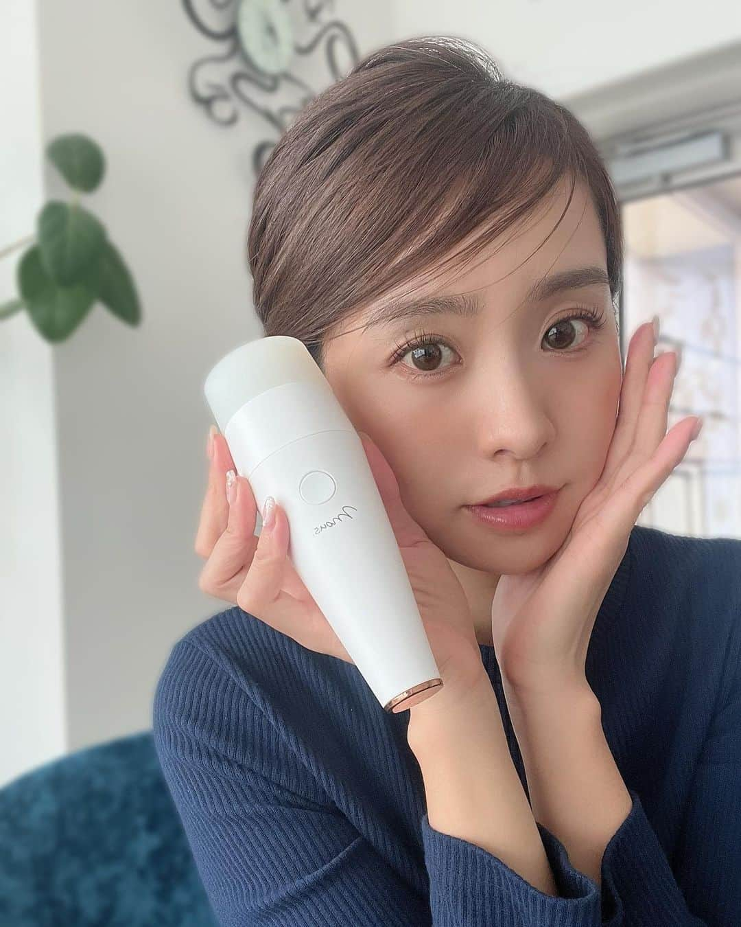 曽田茉莉江さんのインスタグラム写真 - (曽田茉莉江Instagram)「朝のひと手間🫧  最近ね朝洗顔の時には マストアイテムとなってるこの プルミナスという美顔器🫧  これで洗顔すると 浮腫みが軽減されるのと 洗い上がりがしっとり柔らかい感じに変わります🥹 なので、朝洗顔は昔からLAGOMのジェル洗顔をつかってますが それをこのプルミナスで伸ばして洗ってます✨ ヘッドがシリコンなので摩擦の心配もない🥰👏  夜は泡の洗顔で使ったり〜 あとは、この子の優秀なところは パックの上からや、美容液、クリームなど何にでも使えること🥹 しっかり導入されますよ💡  化粧ノリが良くなるし 簡単なので最近のスタメン入り美容グッズです🥰  @official_mous   4/18までならクーポンコードで5,000円オフになります✨  ・クーポン：mresd ・有効期間：4/11~18 ・製品：プルミナス ※公式サイトのみでご利用可能です  #美容#美顔器#毛穴#リフトアップ#美肌#トーンアップ#mous #プルミナス#花嫁美容」4月13日 20時37分 - marie_soda_