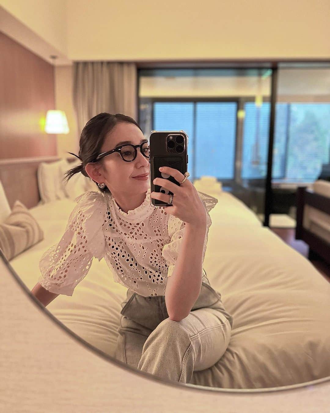 鈴木詩織のインスタグラム：「このカットワークの感じ好きっ。  IRIS & INK というブランド🤍 @theoutnet で取り扱っているのだけど、the outnetは350を超える世界のラグジュアリーブランドがup to 70%OFFで買えるの🛒  このブラウスもそうだよん😉  ⁡ ⁡ ⁡  #shiorin_styling#theoutnet#irisandink#アウトネット#アイリスアンドインク#pr」