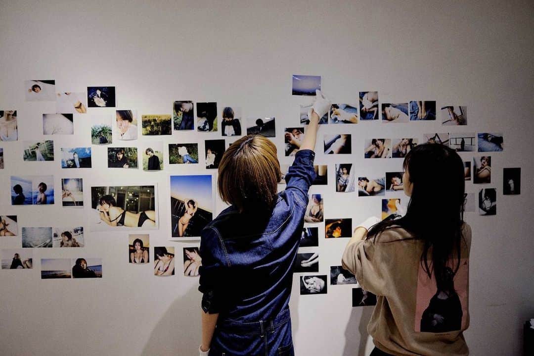 菜乃花のインスタグラム：「写真展「stella」無事に終わりました。  設営から撤収まで駆け抜けてしばらく抜け殻状態でした。  疲れを回復しながら、お花と共に余韻を楽しみながら、通常の生活に戻りつつあります。  感想を書くまでに随分かかってしまって、 これもまたスケジューリングミスです。反省。  今回の写真展は今までと違って「菜乃花」と一緒に過ごしたような、飾らない素っぽい写真もたくさんあって、グラビアとスナップの狭間のような、距離感を近く感じれる写真もたくさん展示してみました。  セクシーなのと、普段っぽいの、 どちらもあることで、両方をより良く感じれるなぁと、 思いながら見ておりました。  来てくださった皆さんもそれぞれお気に入りの写真が違って 感想を聞くのが楽しかったです！  #写真展stella」