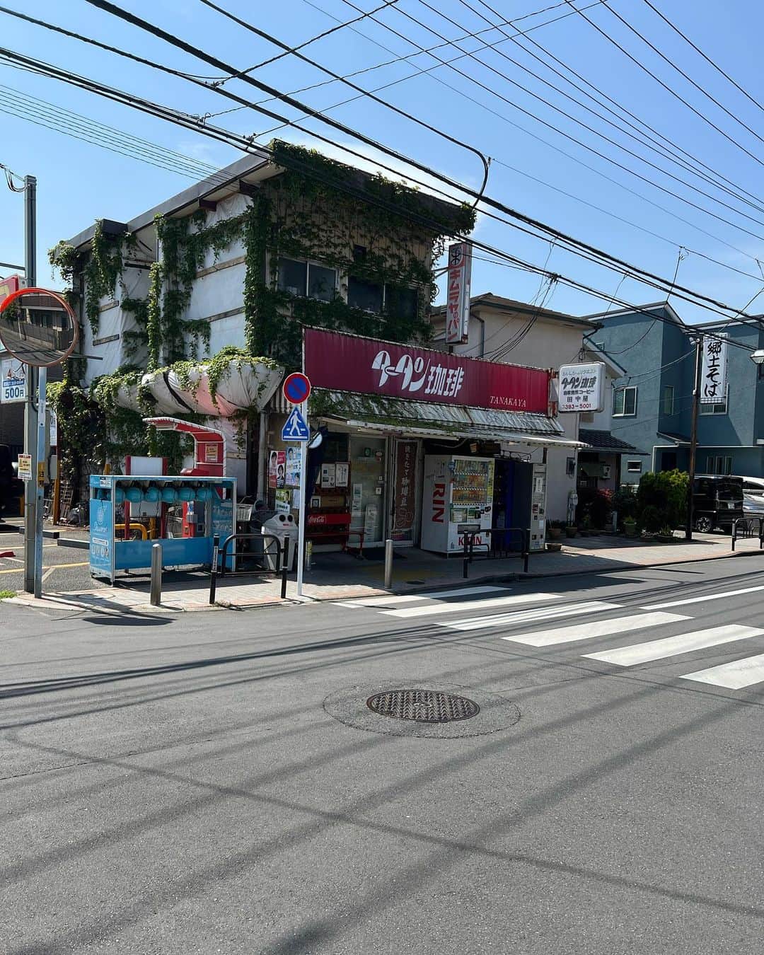 佐藤竜雄のインスタグラム：「荻窪団地なき後、どこか孤高の風格さえ見せる #タータン珈琲 #善福寺川 #南阿佐ヶ谷 #荻窪一丁目 #成宗城跡 #成宗須賀神社 #ロケハンに行きました」