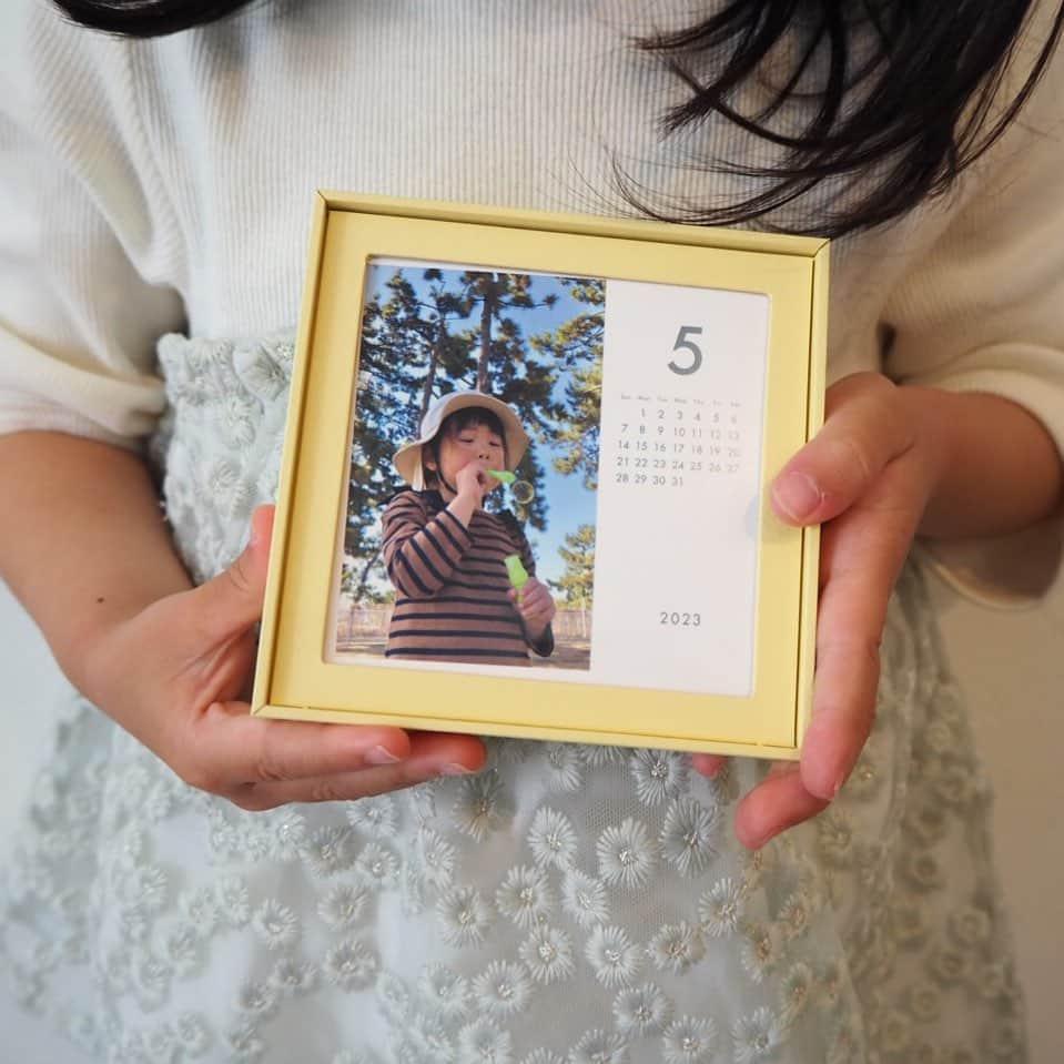 makikoさんのインスタグラム写真 - (makikoInstagram)「❤︎ 今年も母の日のプレゼントにボックスカレンダーを作りました📅🌸 @okuru_calendar   お花も一緒に送れるから、華やかなプレゼントになること間違いなし💐  母の日限定のパッケージがめちゃ可愛くてタイプなんよ❣️🥺❤️ 毎回思うけど自分用にもほしい🥰  手書きのイラストやメッセージも入れられるよ😊✨  10%OFFクーポンあるのでよかったら使ってね💗 【batako514】 （有効期限：母の日受付終了まで）  #OKURUカレンダー #OKURU #母の日 #母の日プレゼント #母の日ギフト #PR」4月13日 20時41分 - batako93