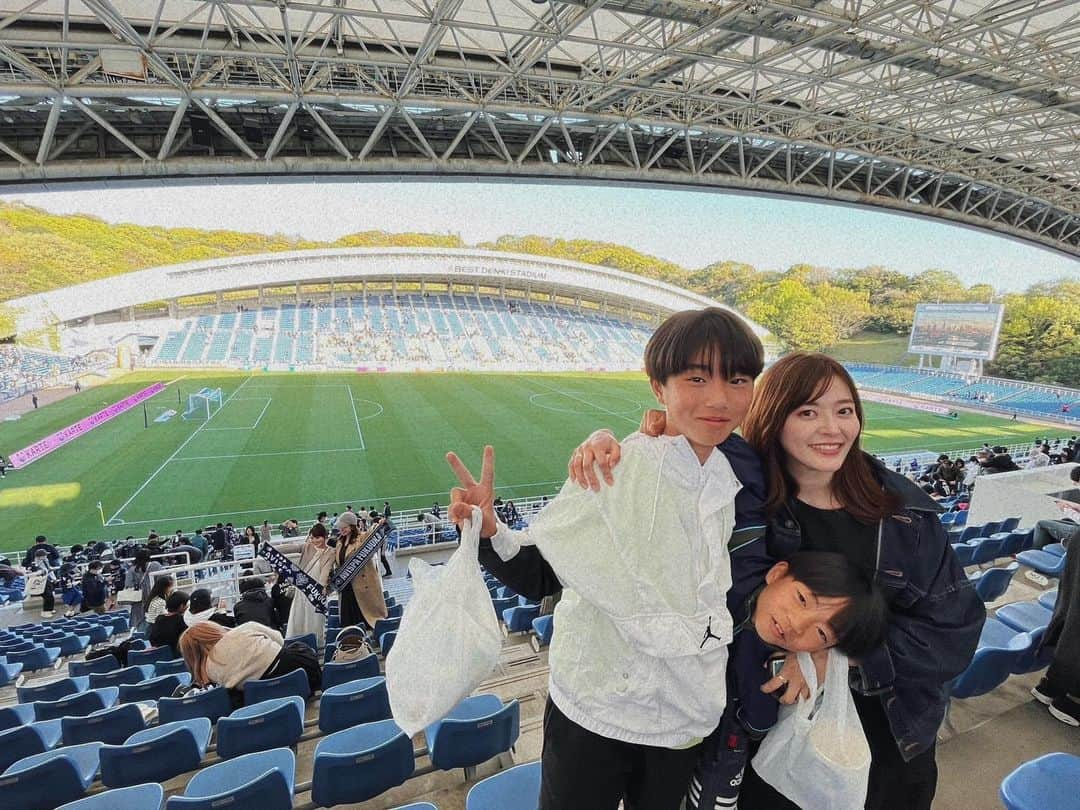 井上志帆子のインスタグラム：「. やはり生で見るスポーツはよいですね！！ 野球もサッカーも久しぶりだったけど どちらも勝利！！最高な試合でした！！！アツかった🔥  アビスパは、いとこと観戦したけど二人とも大きくなってるし可愛いしかっこいいし楽しかった〜 ブルーリバーの川原さん&土居上野の上野さんにもばったり会えました 記念撮影してもらった#家族写真  相撲はもちろん、バスケも見たいしボーリングもしたい！！ #アビスパ#アビスパ福岡#福岡ソフトバンクホークス#ホークス #肉山#ドームグルメ」