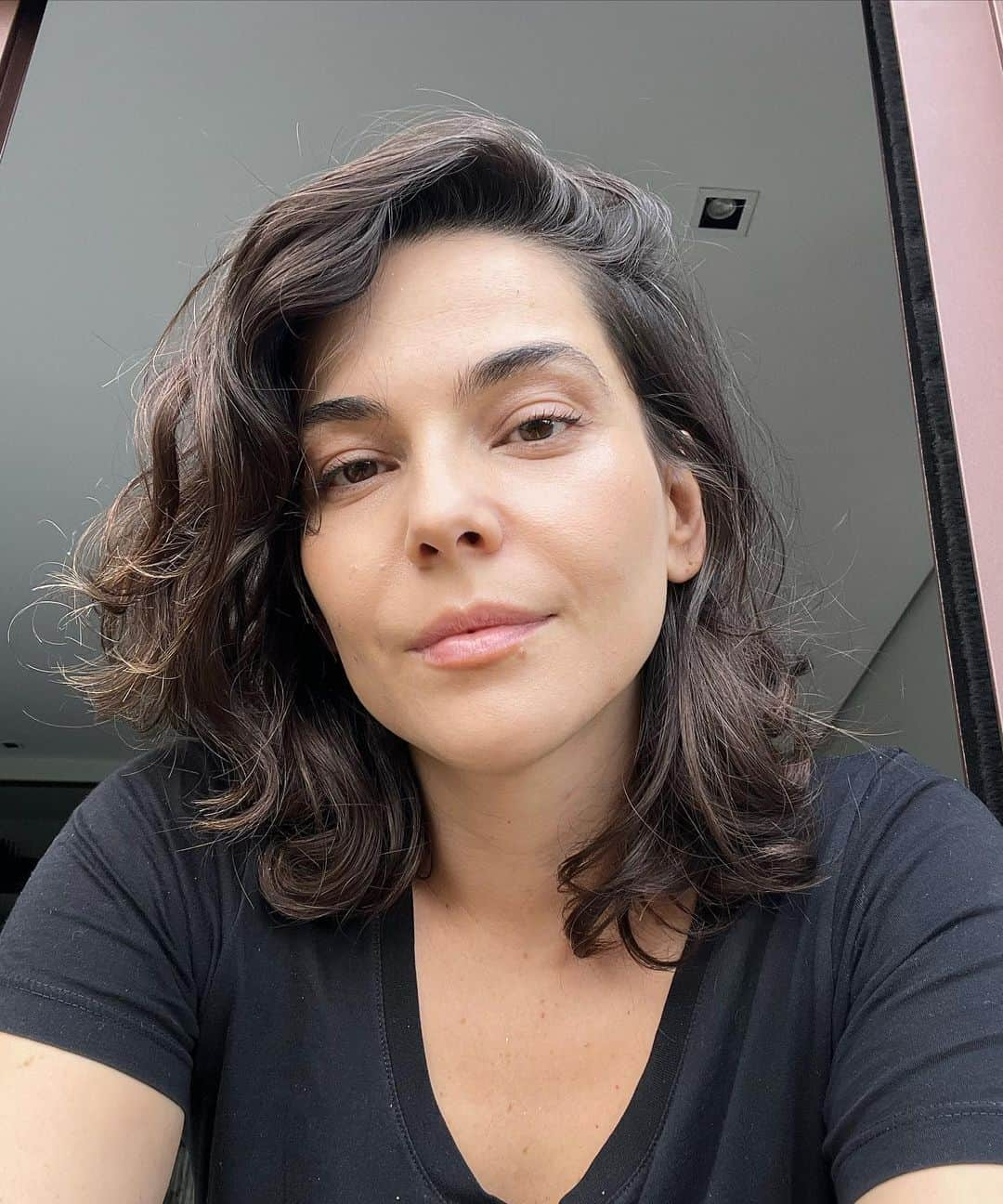 Tainá Müllerのインスタグラム：「Selfie sem filtro e alguns cabelos brancos. Me sinto ainda jovem por fora, porém minha alma é encarquilhada pelo tempo. Aliás, tempo: taí um conceito em desuso. Quanta ilusão retilínea quando tudo é espiral! Ciclos e ciclos infinitos, até que nosso livre arbítrio decida pôr um fim. Quebrar padrões, desemaranhar nós, transmutar DNA. Mais uma tarefa difícil desse planeta-escola. Mas se é pra isso que tamo aqui, vambora.」