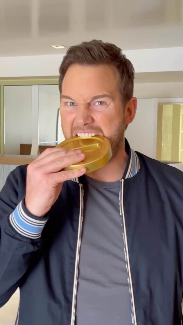 クリス・プラットのインスタグラム：「These things should come with a warning on them.」