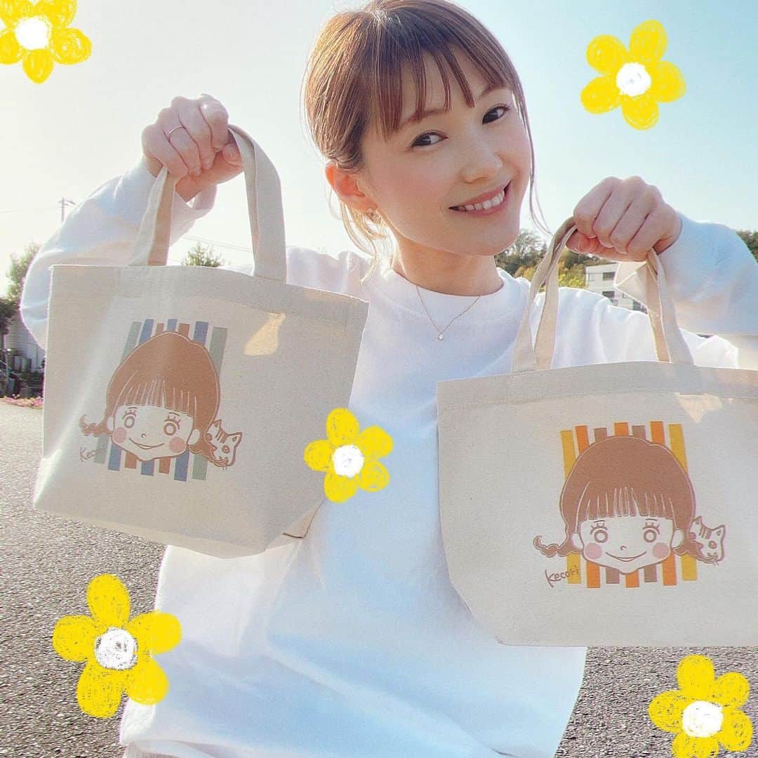 Kecoriのインスタグラム：「お知らせ📯アルバム発売記念グッズが出来ました🎊💿 めちゃくちゃ可愛いグッズが出来ちゃったよ‼︎‼︎笑 初めてのミニトートバッグ🛍✨ 今回のアルバムの発売を記念して、CDとのセットで各種50個限定で販売いたします😊✨ 今回はジャケ写のイメージのデザインになってて髪が編み込だしさ、こむぎもいるしさ🐱とりあえず全部可愛い、、、🥹‼︎‼︎‼︎ 小物はもちろんだけど、散歩とか、ちょっとしたお出掛けに、是非使ってね✨😙  4月15日(土)0時〜予約販売開始 ▶︎kecori's shopのサイトにて 【記念グッズ＋CDセット】 各カラー50個限定　¥5,600税込 ※CDのみのご購入も勿論できます。  オレンジと、ブルー、どっちが好きかな☺️🧡💙  illustration : design🎨  @migikiki_hidarikiki 👏 いつも素敵なイラストをありがとう☺️💛」