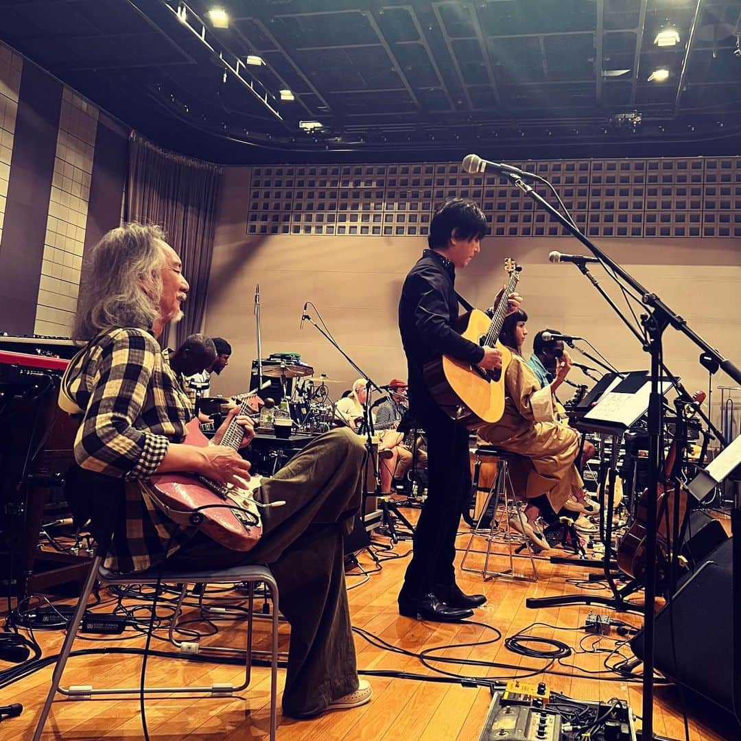 押尾コータローのインスタグラム：「PLAYING FOR CHANGE with Char のリハーサル！楽しかった(￣▽￣) 本番も楽しみです  #Char  #押尾コータロー  #PLAYING FOR CHANGE #ビルボードライブ　 #billboard」