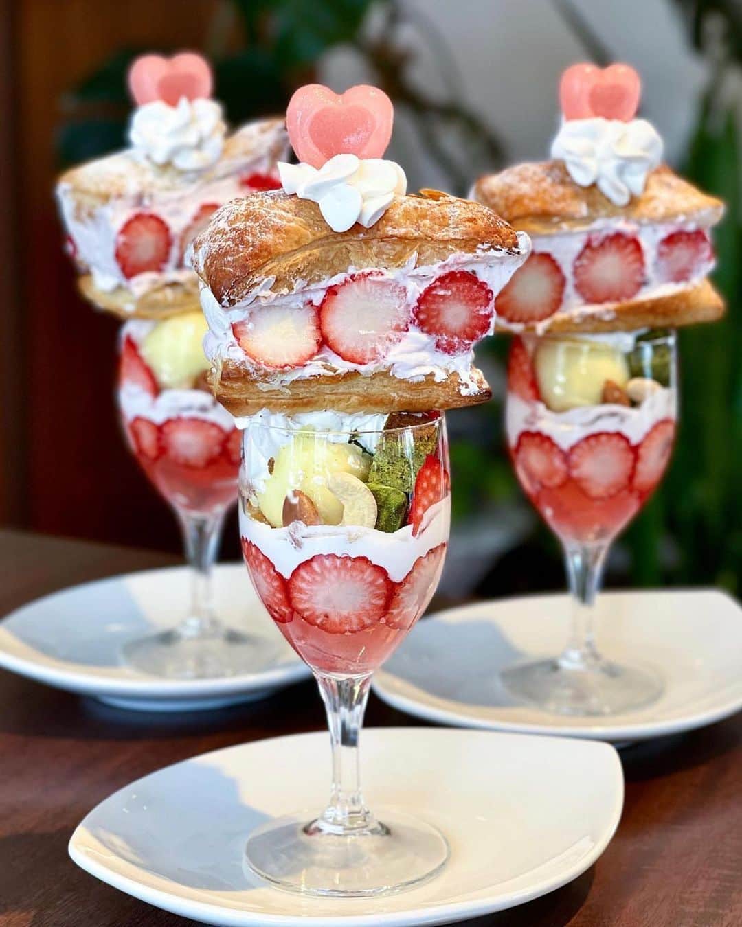 のインスタグラム：「📍「西尾の海カフェ-プルメリア-」 ･････････････････････････････････････････  愛知県・西尾にあるカフェをご紹介☕️ こちらのお店では季節のパフェやロコモコ、パンケーキなどのハワイアンメニューが楽しめるのだそう✨  なかでも今の時期注目なのが、西尾の抹茶と桜を使った苺のパフェ🍓💕  グラスの上にはグラスよりも大きなミルフィーユがドーンと盛られていて、なんともフォトジェニック📷 てっぺんのハートもとても可愛らしいですね♡  グラスの中には西尾抹茶を使った生チョコやゆずのソルベ、桜と苺のジュレなどが入っていて、さまざまな味が楽しめそうです✨  お店は海沿いにあるので、海景色を見ながらゆったりとしたスイーツタイムが過ごせそうですね🌊 ぜひみなさんも行ってみてください👟  ┈┈┈┈┈┈┈┈┈┈┈┈┈┈┈┈┈┈┈  🍤名古屋のローカルグルメメディア【ナゴレコ】🍤  名古屋人がレコメンドする本当に美味しい名古屋めし🥢 これさえフォローしておけば、街の流行りがきっとわかる◎ 100名以上の編集部で作り上げる、名古屋エリア最大規模のグルメメディアです📝  他の投稿はこちらから👉 @nagoya_food  ┈┈┈┈┈┈┈┈┈┈┈┈┈┈┈┈┈┈┈  #ナゴレコ で、あなたの投稿をリポスト！ webサイト「ナゴレコ」もチェックしてね👀 ･････････････････････････････････････････  ☞ photo by （ @chinami1145 ）  ❁٩(„❛ ֊ ❛„) ‪𓂃 𓈒𓏸◌‬ . 愛知県西尾市 ✰海カフェ.プルメリア✰ @plumeria_nishio @plumeria_yuta 👨‍🍳 . 𝐈𝐧𝐬𝐭𝐚𝐠𝐫𝐚𝐦で見付けて あぁ〰️‼︎あそこね!なんて思って 伺ったたら全然違うお店だった〰️🤣 . 目の前が吉良ワイキキビーチ🏖🌴で テラス席なんて絶景すぎ*ꙨꙻꙨꙻ)!! ワンコOKのテラス席は満席でしたฅ🐾 . 《西尾抹茶と桜の苺ミルフィーユパフェ》 ¥1,200(税込） ※インスタ投稿で¥100引き※ . グラスの上にドンと乗った 桜クリームと苺のミルフィーユ^^* . まずはグラスから下ろして中からꉂꉂ🤭 . 🌴西尾抹茶のガトーショコラ 🌴西尾抹茶の生チョコ 🌴ゆずソルベ 🌴パイクラムと刻みナッツ 🌴生クリーム 🌴苺 🌴桜といちごのジュレ . 柚子のソルベが爽やかで アクセントでした𓈒𓂂𓂃◌𓈒𓐍 お値段が嬉しすぎでしょ🌴🌺🐠 . ➳営業時間平日11:00-17:00 ➳㈯㈰9:00-18:00 ➳定休日㈫㈮ ➳[℡]0563-32-2752 ➳駐車場 有 ➳テラス席ワンコOKฅ🐾 . with @macron1117 𓂃⑅⃛ @minori1010 𓂃⑅⃛ . . . . .」
