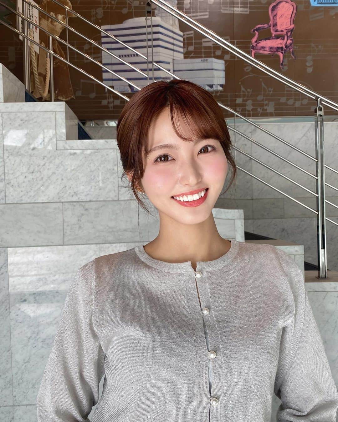 のインスタグラム：「こんばんは💐 今日も１日お疲れ様でした✨  今朝のアサデス。KBCの衣装は @capricieux_lemage さんの ・グレーのラメ入りカーディガン ・黒チュールスカート ・アイボリーシアブルゾン 先日トレンドふくおかで紹介させて頂いたシアーファッション🫧 回るとふわっとなるチュールスカートが可愛いすぎました🐈‍⬛🎶  今日は朝ごはんにスコーン🥯 おやつの時間にもハーブティーと一緒にいただきました🍴  スコーン大好き〜☺️☺️  今日嬉しい事がありまして、、 私グリーンの洋服が好きでついついゲットしちゃうんですが今朝はスタッフさん2人と緑でお揃いコーデだったんです🌿👥笑えへへ  明日で平日ラスト！ファイトです☺️  #アサデス#アサデスKBC#KBC#福岡県#お天気お姉さん#春コーデ#チュールスカート#シアーブルゾン#カーディガン#まとめ髪アレンジ#パンプス#パールイヤリング」
