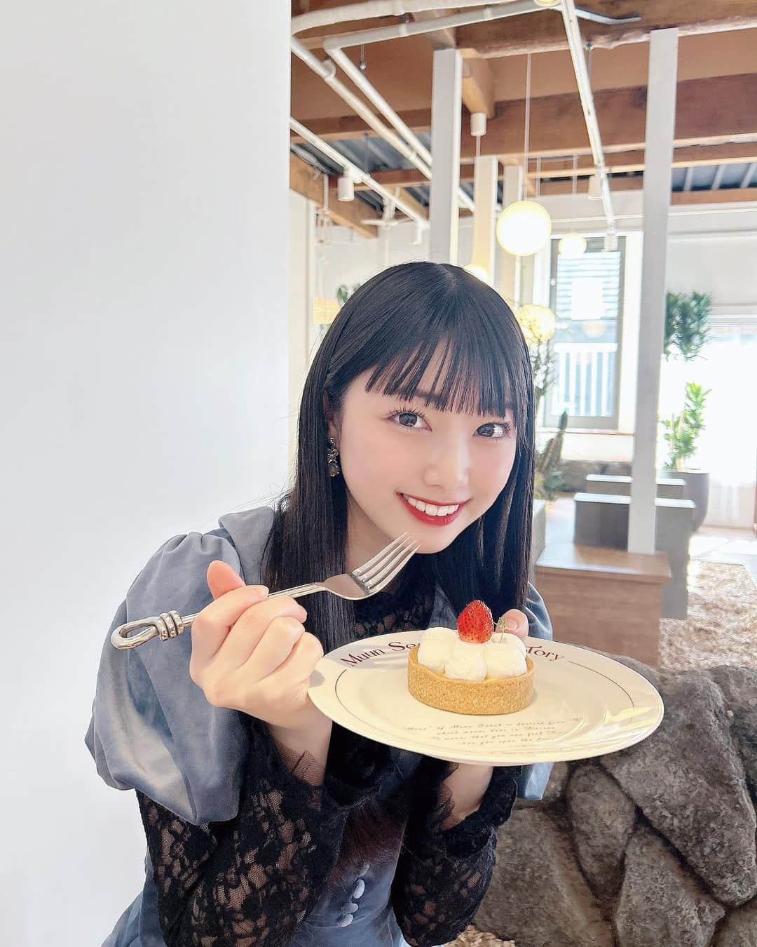  小浜桃奈さんのインスタグラム写真 - ( 小浜桃奈Instagram)「🍰 ままとかわいいカフェ行った時の🫖𓂂𓏸  いつも前髪は @cachetaro さんにお任せで、 お仕事前はトリートメントでツヤツヤにして貰ってます🐇  ハタチも自分磨き頑張りますっ‎🤍」4月13日 20時48分 - momona_kohama